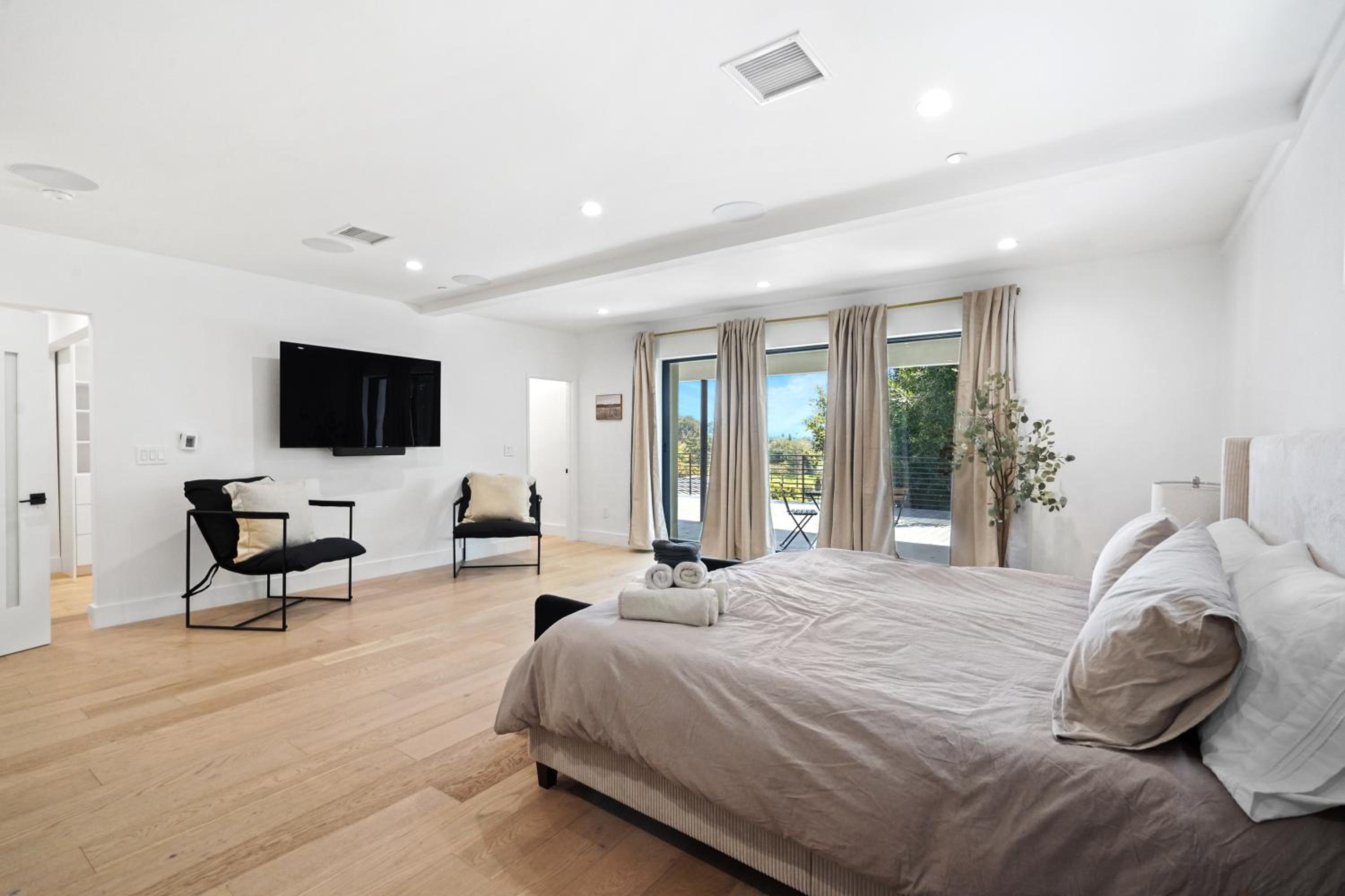 Stunning Modern 5BR Family Mansion, Panoramic views of Penmar Golf, Pet Friendly!