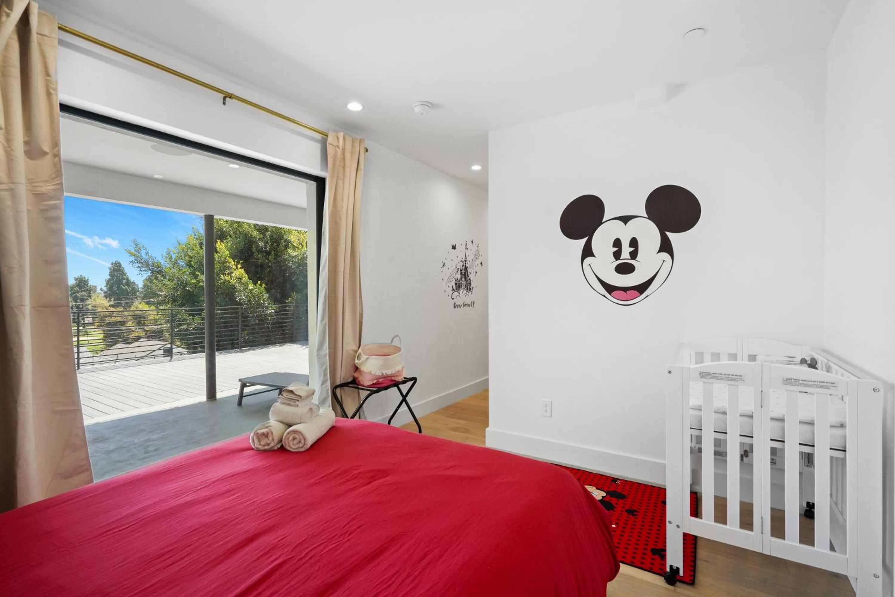 Stunning Modern 5BR Family Mansion, Panoramic views of Penmar Golf, Pet Friendly!