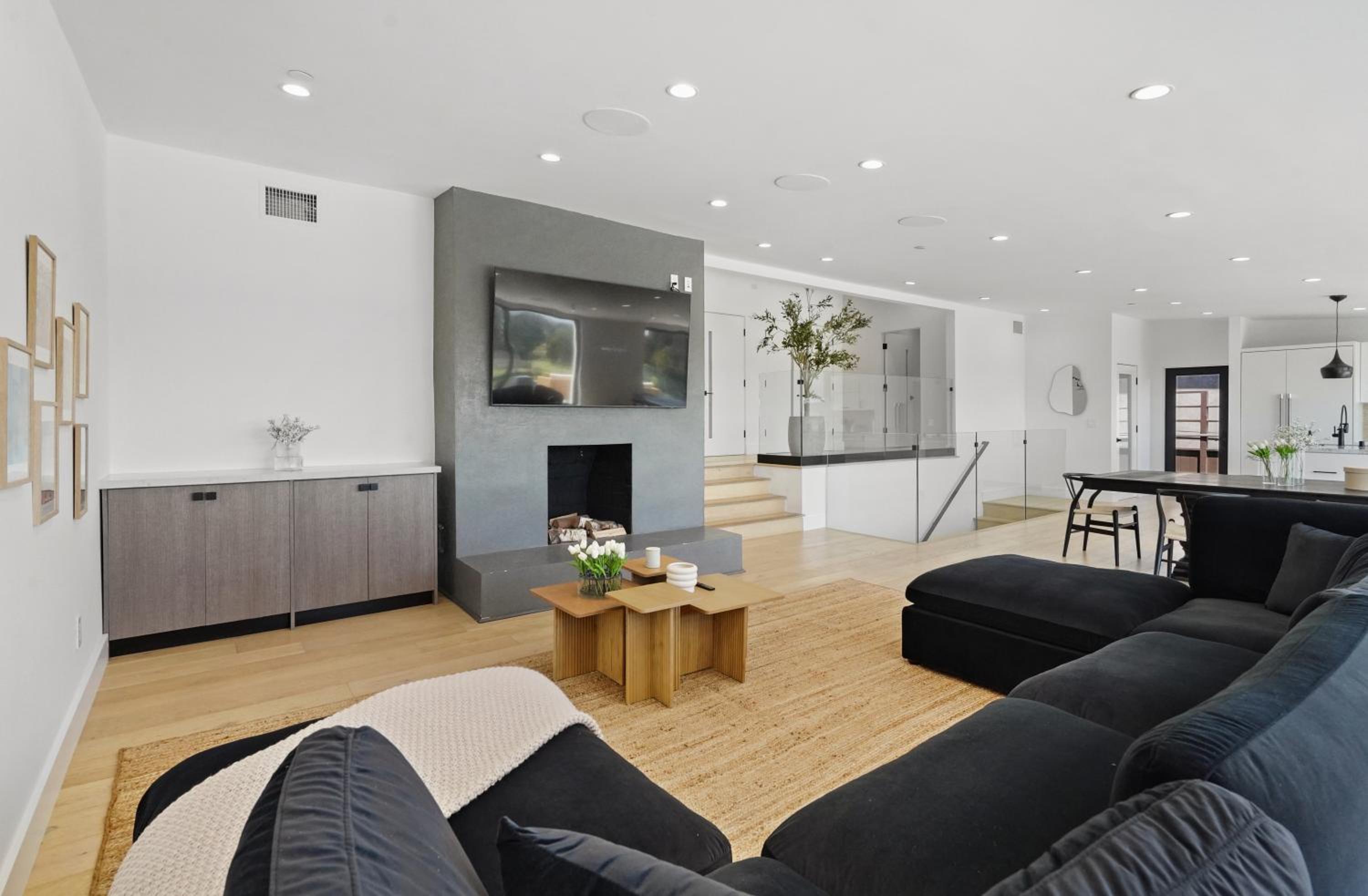 Stunning Modern 5BR Family Mansion, Panoramic views of Penmar Golf, Pet Friendly!