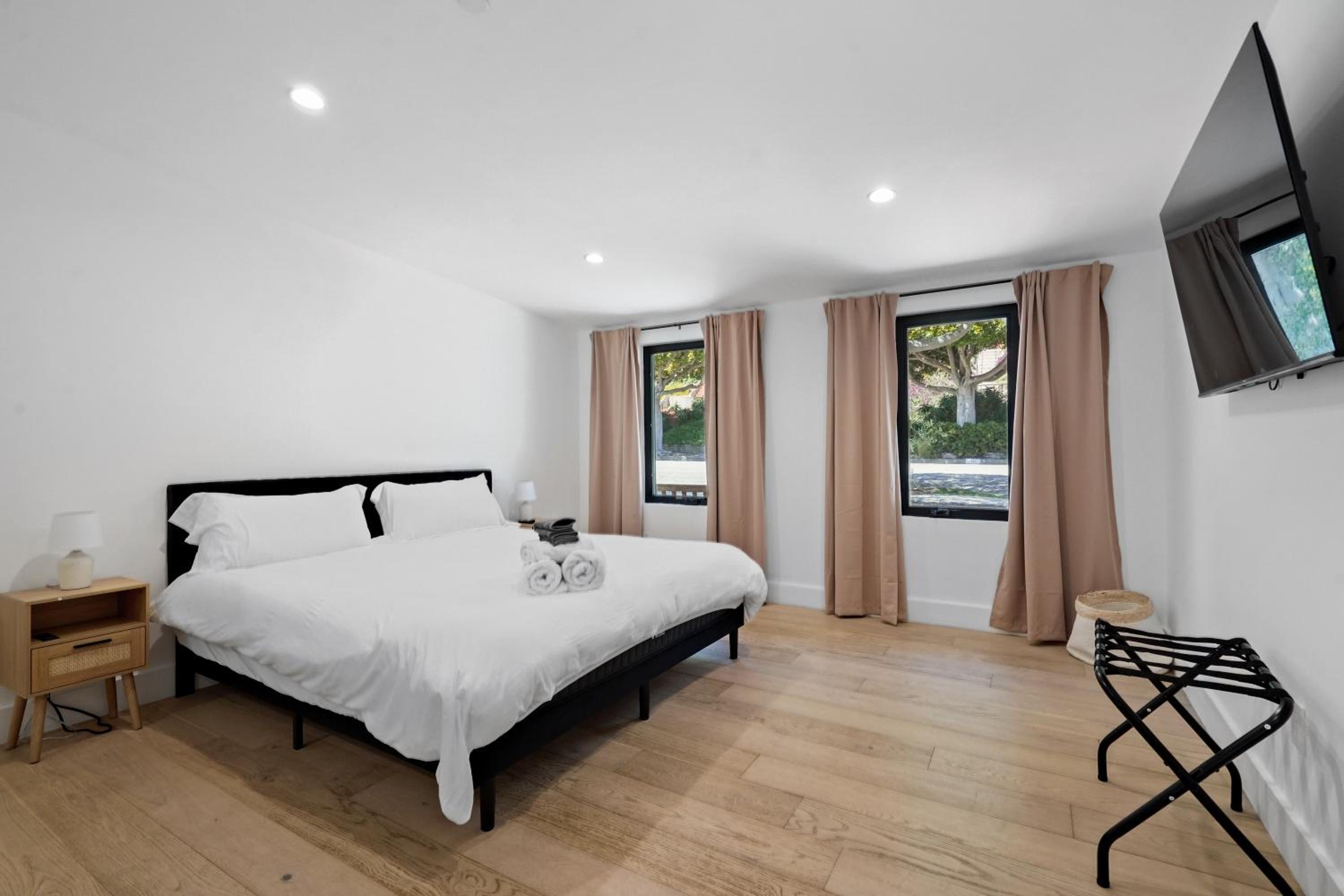 Stunning Modern 5BR Family Mansion, Panoramic views of Penmar Golf, Pet Friendly!