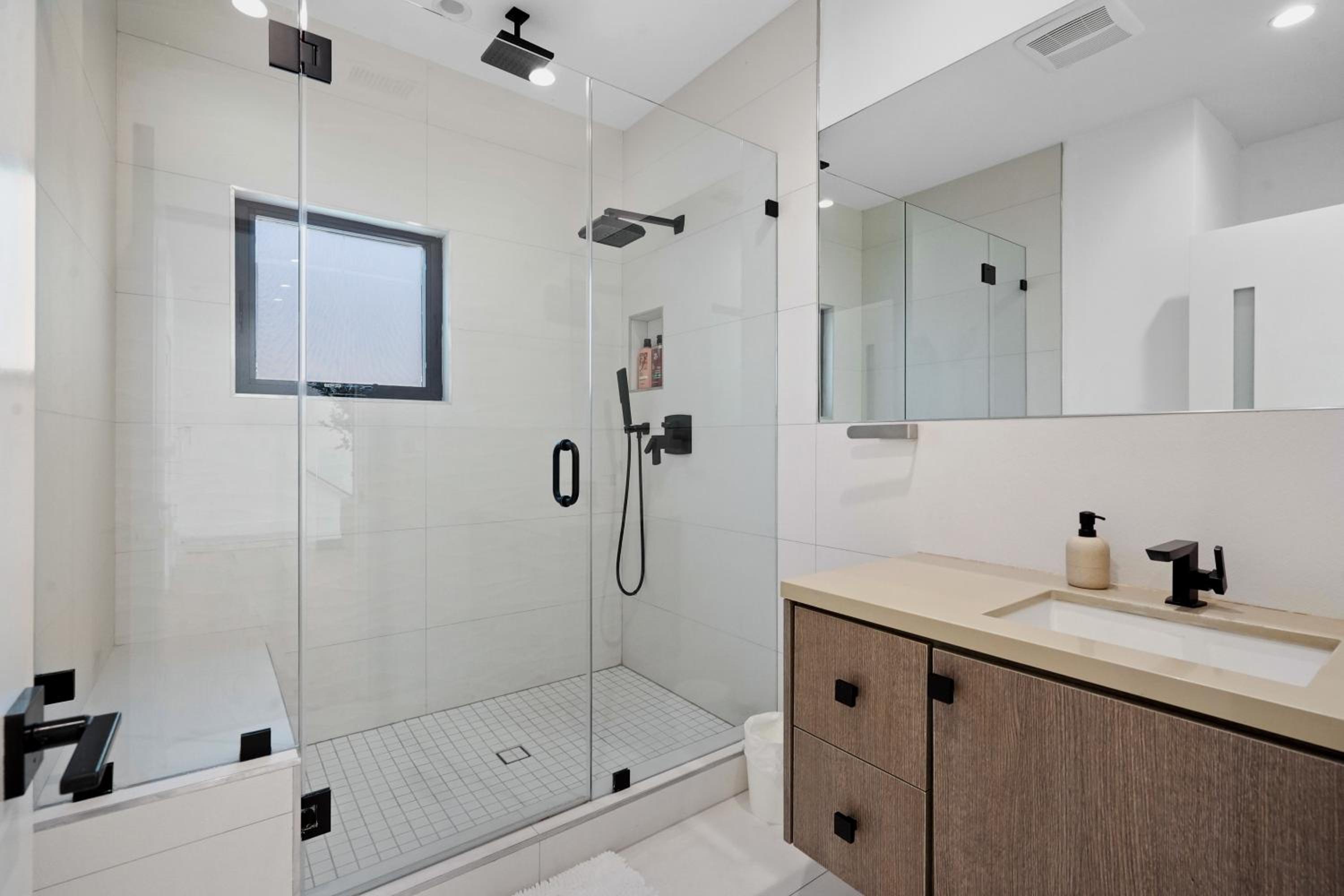 Stunning Modern 5BR Family Mansion, Panoramic views of Penmar Golf, Pet Friendly!