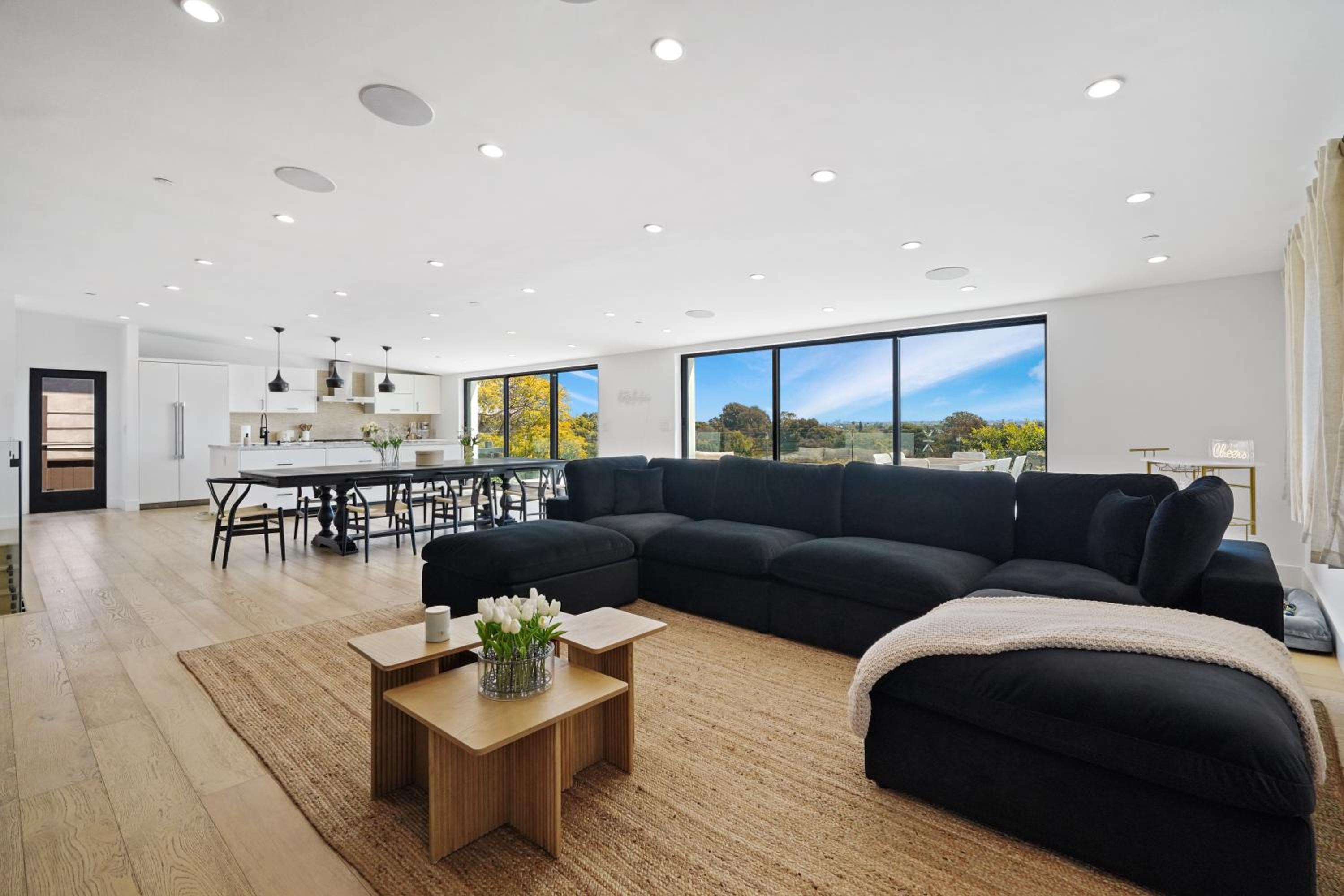 Stunning Modern 5BR Family Mansion, Panoramic views of Penmar Golf, Pet Friendly!