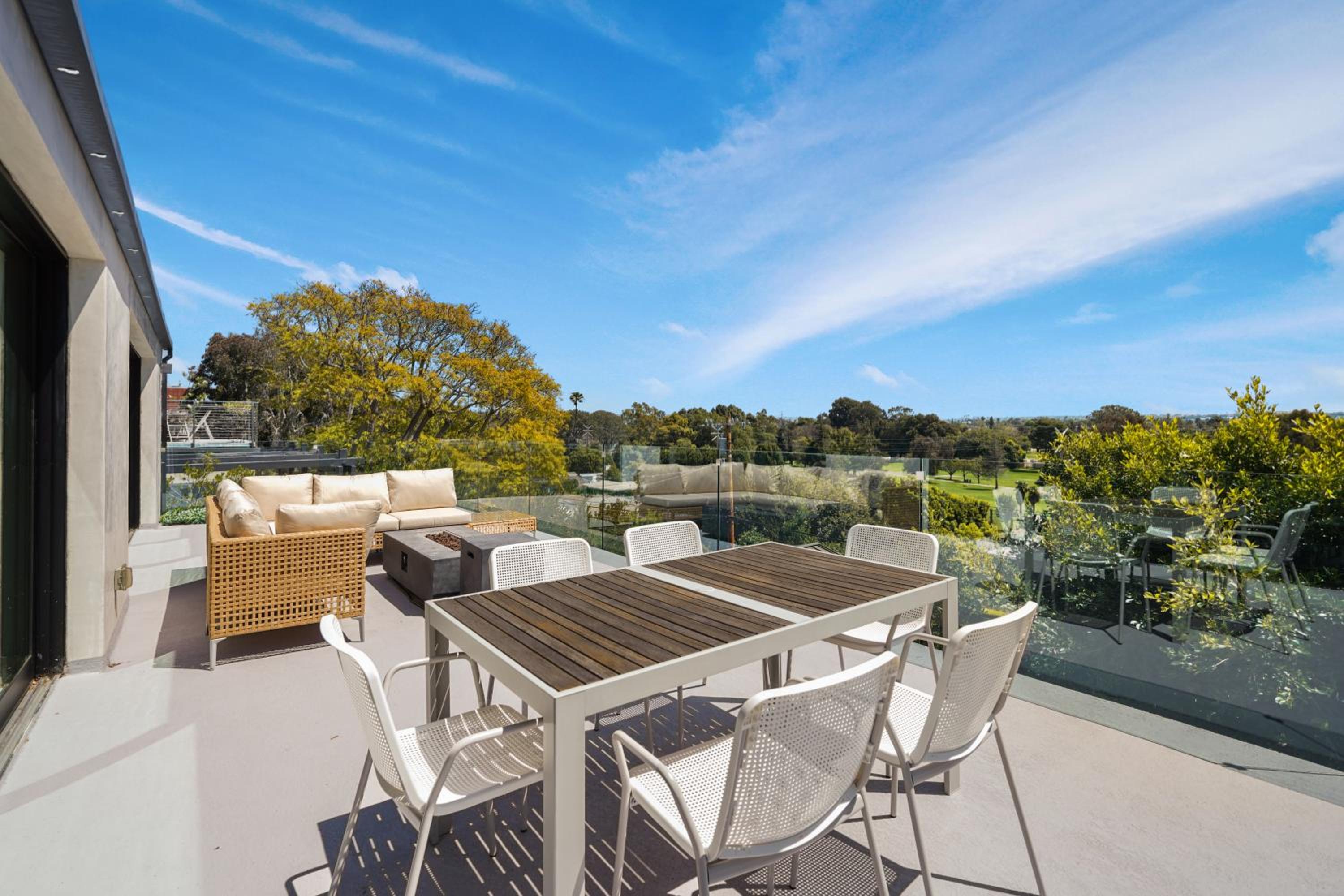 Stunning Modern 5BR Family Mansion, Panoramic views of Penmar Golf, Pet Friendly!