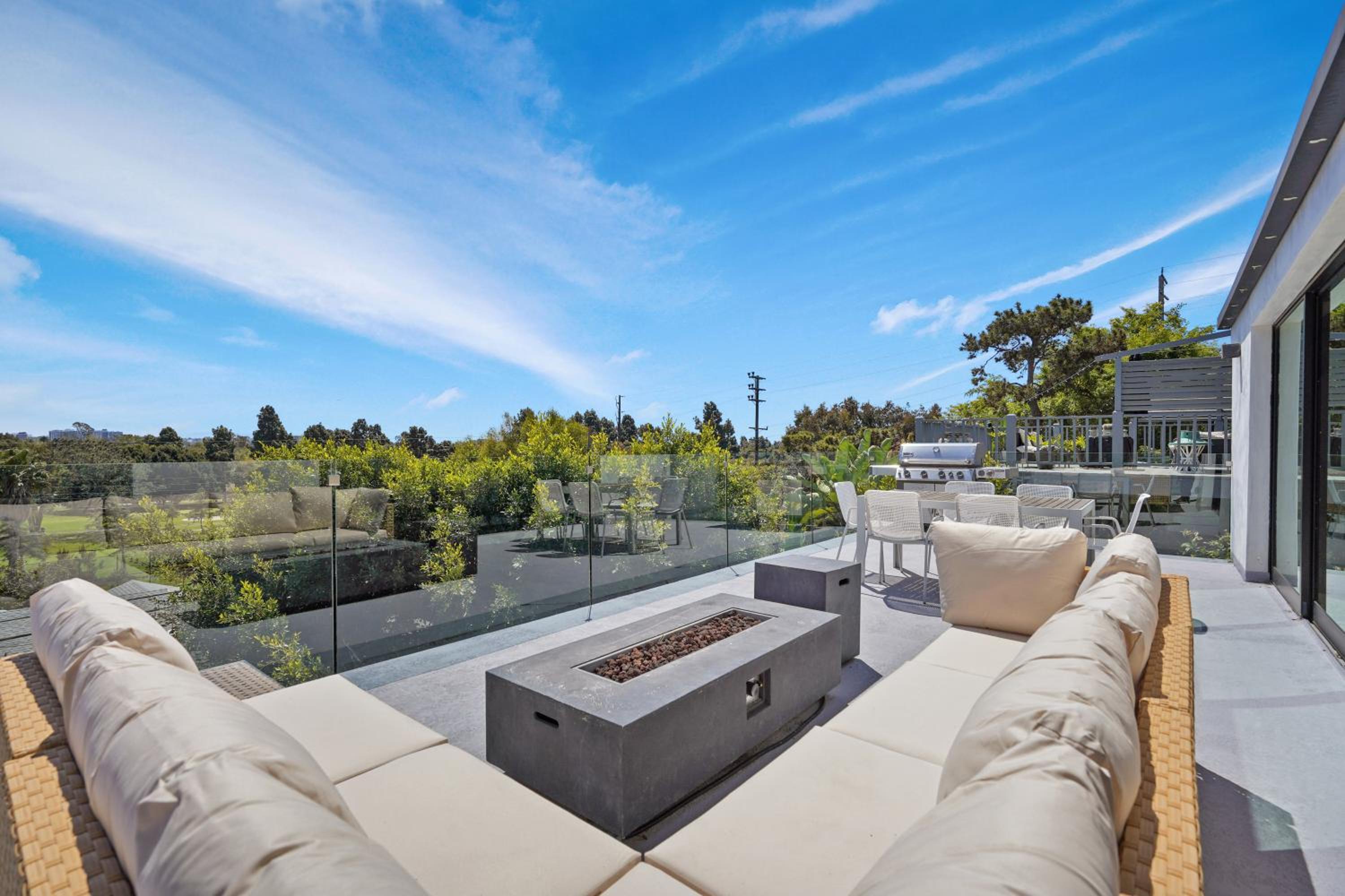 Stunning Modern 5BR Family Mansion, Panoramic views of Penmar Golf, Pet Friendly!