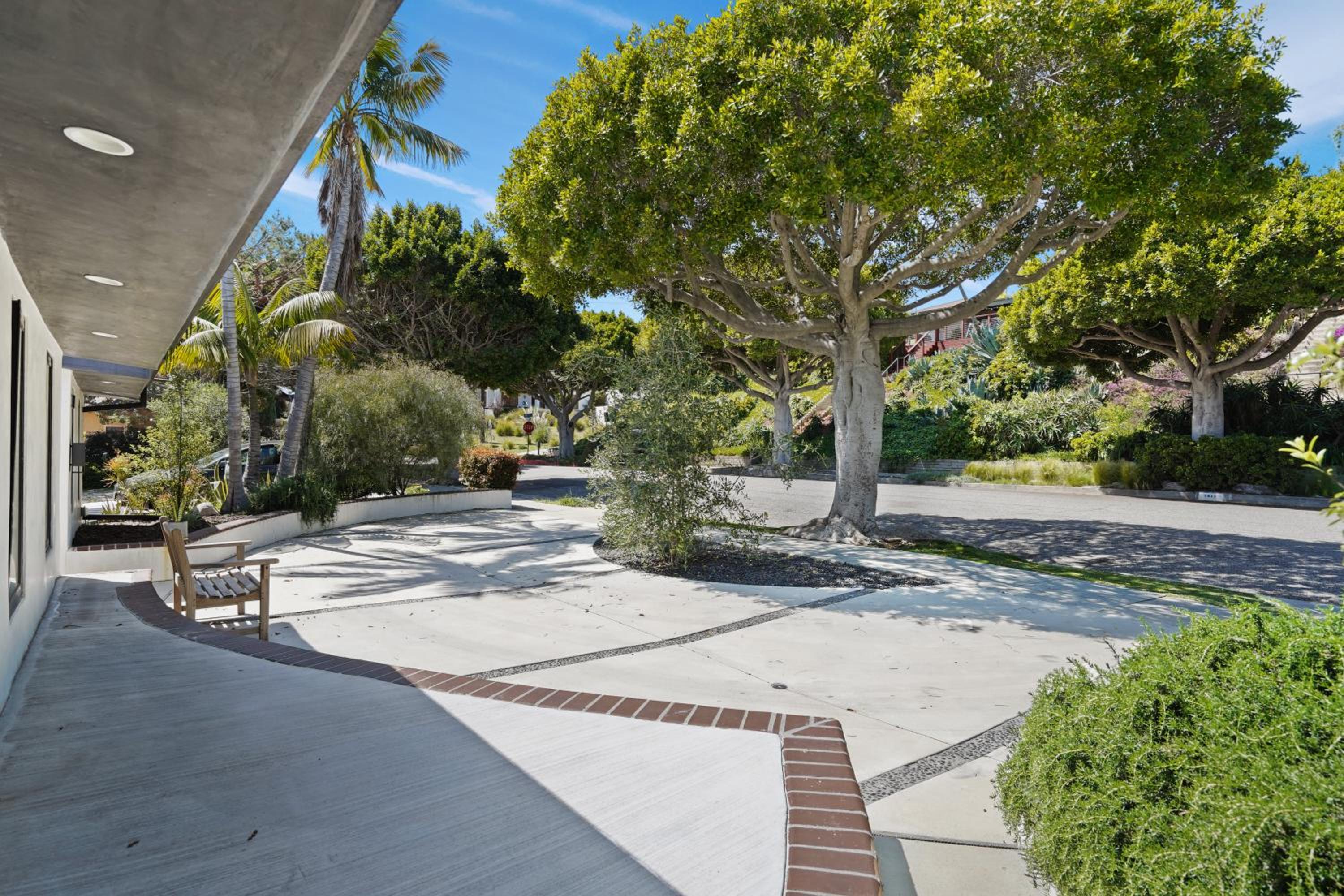 Stunning Modern 5BR Family Mansion, Panoramic views of Penmar Golf, Pet Friendly!