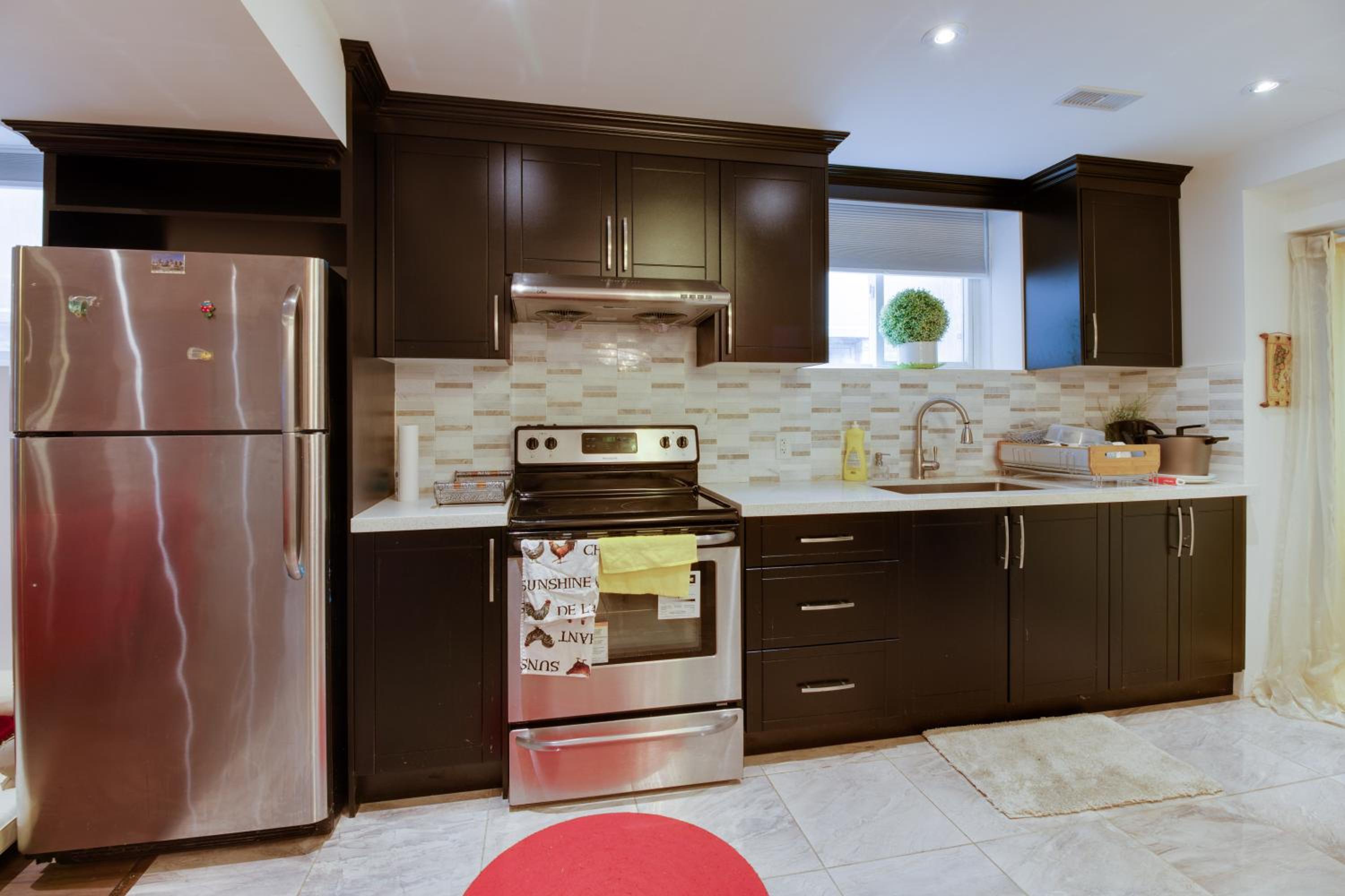 Large Unit with free parking, Wifi, 25 minutes to Downtown Toronto