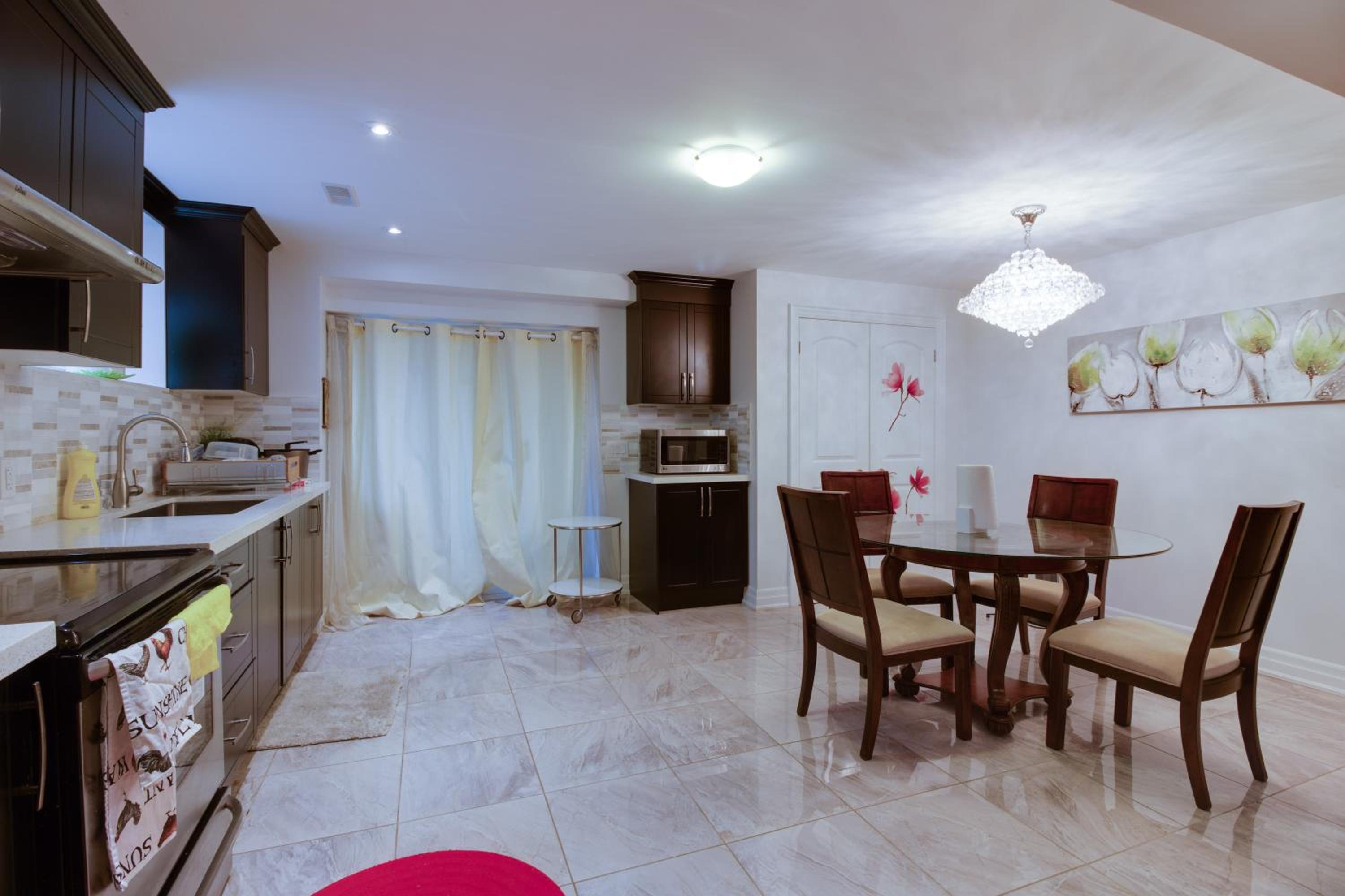 Large Unit with free parking, Wifi, 25 minutes to Downtown Toronto