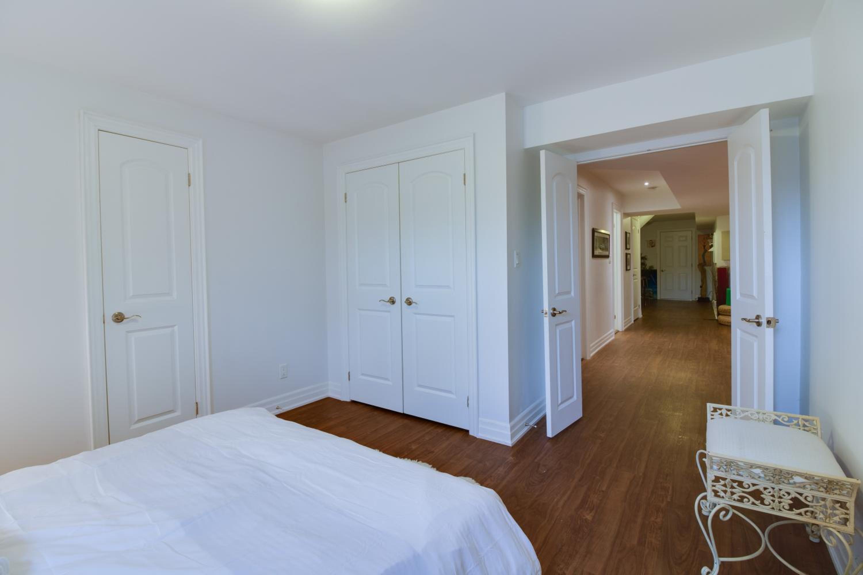 Large Unit with free parking, Wifi, 25 minutes to Downtown Toronto