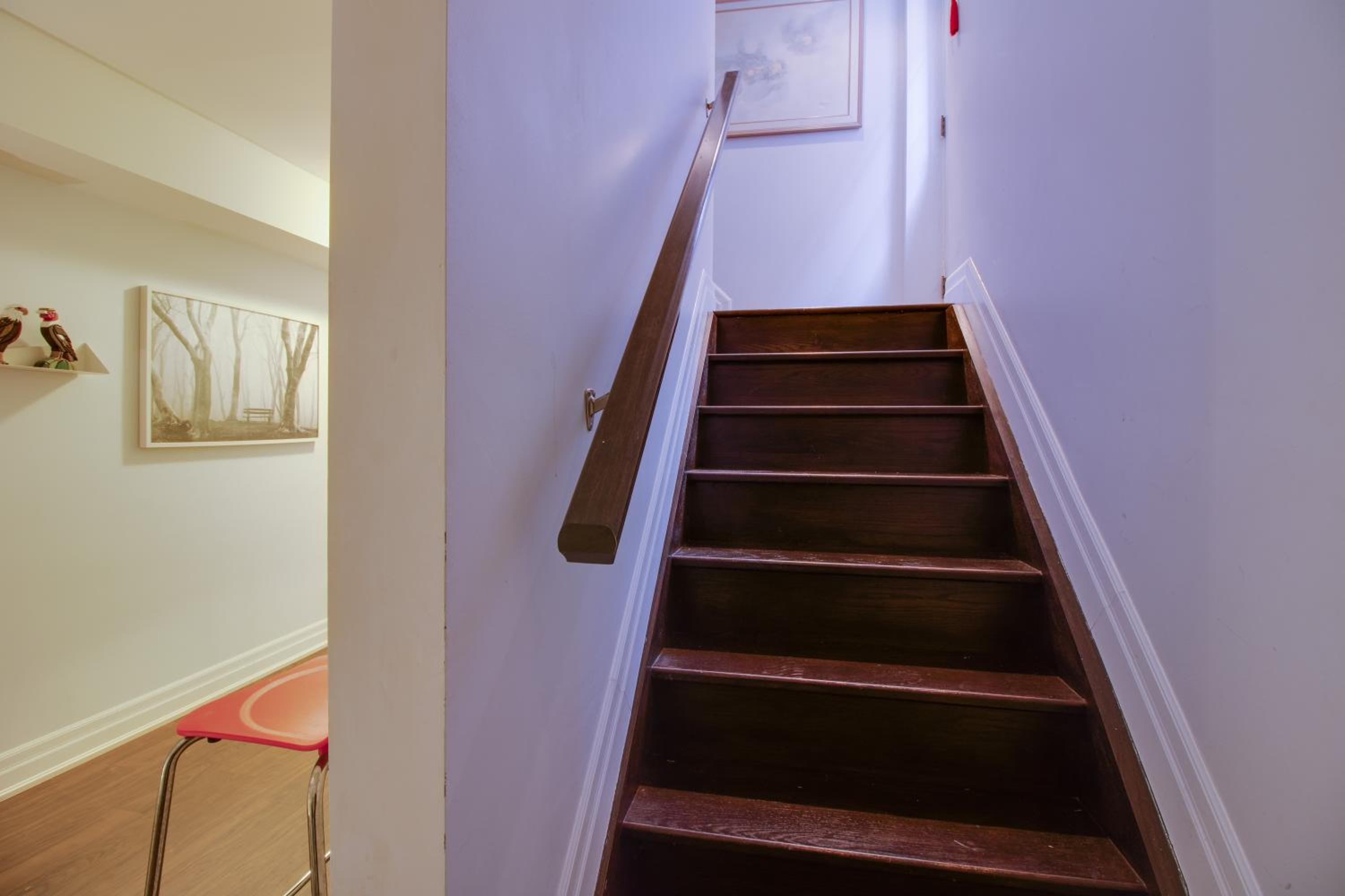 Large Unit with free parking, Wifi, 25 minutes to Downtown Toronto