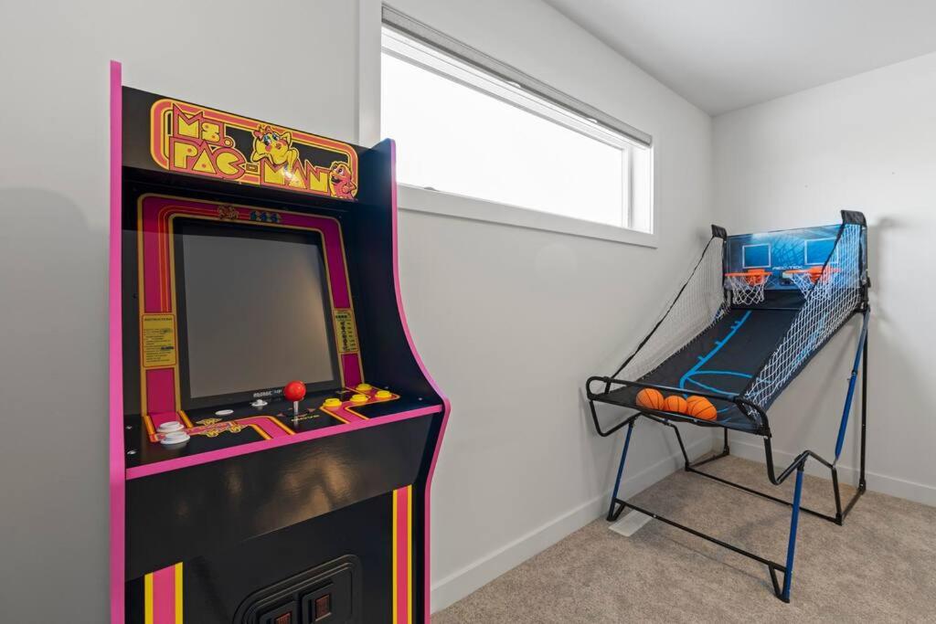 Family Home Retreat - 9 mins to WEM - Vintage Arcade-Ping Pong -Air Conditioning