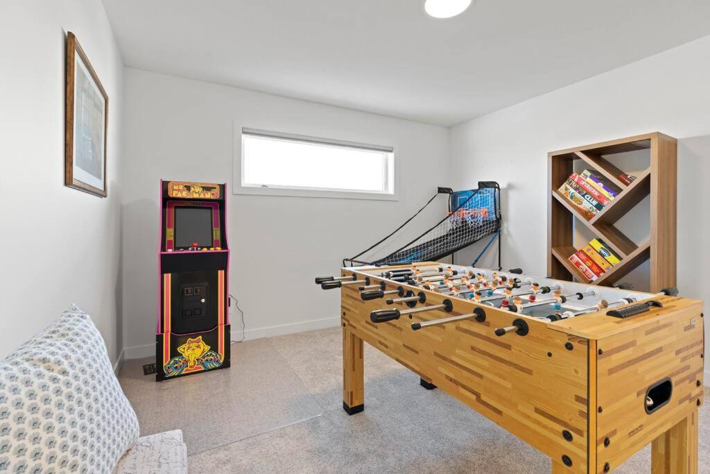 Family Home Retreat - 9 mins to WEM - Vintage Arcade-Ping Pong -Air Conditioning