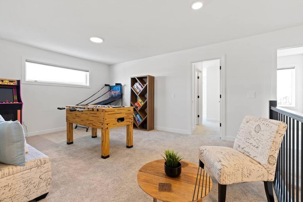 Family Home Retreat - 9 mins to WEM - Vintage Arcade-Ping Pong -Air Conditioning