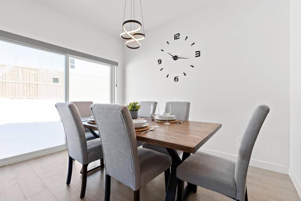 Family Home Retreat - 9 mins to WEM - Vintage Arcade-Ping Pong -Air Conditioning