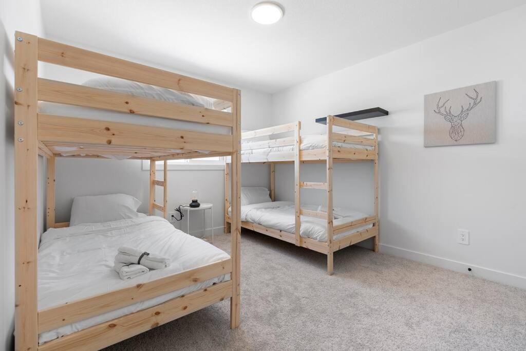 Family Home Retreat - 9 mins to WEM - Vintage Arcade-Ping Pong -Air Conditioning