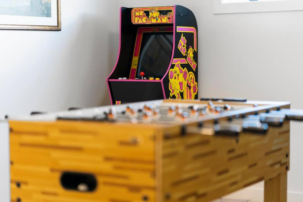 Family Home Retreat - 9 mins to WEM - Vintage Arcade-Ping Pong -Air Conditioning