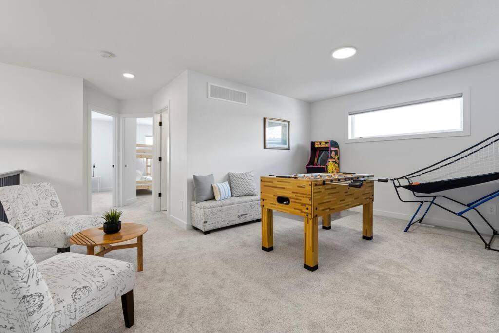 Family Home Retreat - 9 mins to WEM - Vintage Arcade-Ping Pong -Air Conditioning