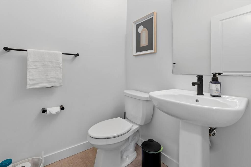 Family Home Retreat - 9 mins to WEM - Vintage Arcade-Ping Pong -Air Conditioning