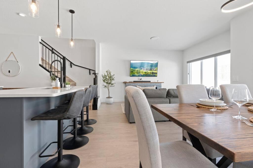 Family Home Retreat - 9 mins to WEM - Vintage Arcade-Ping Pong -Air Conditioning