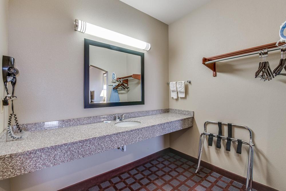 Executive Inn  Suites Cushing - Property Image 10