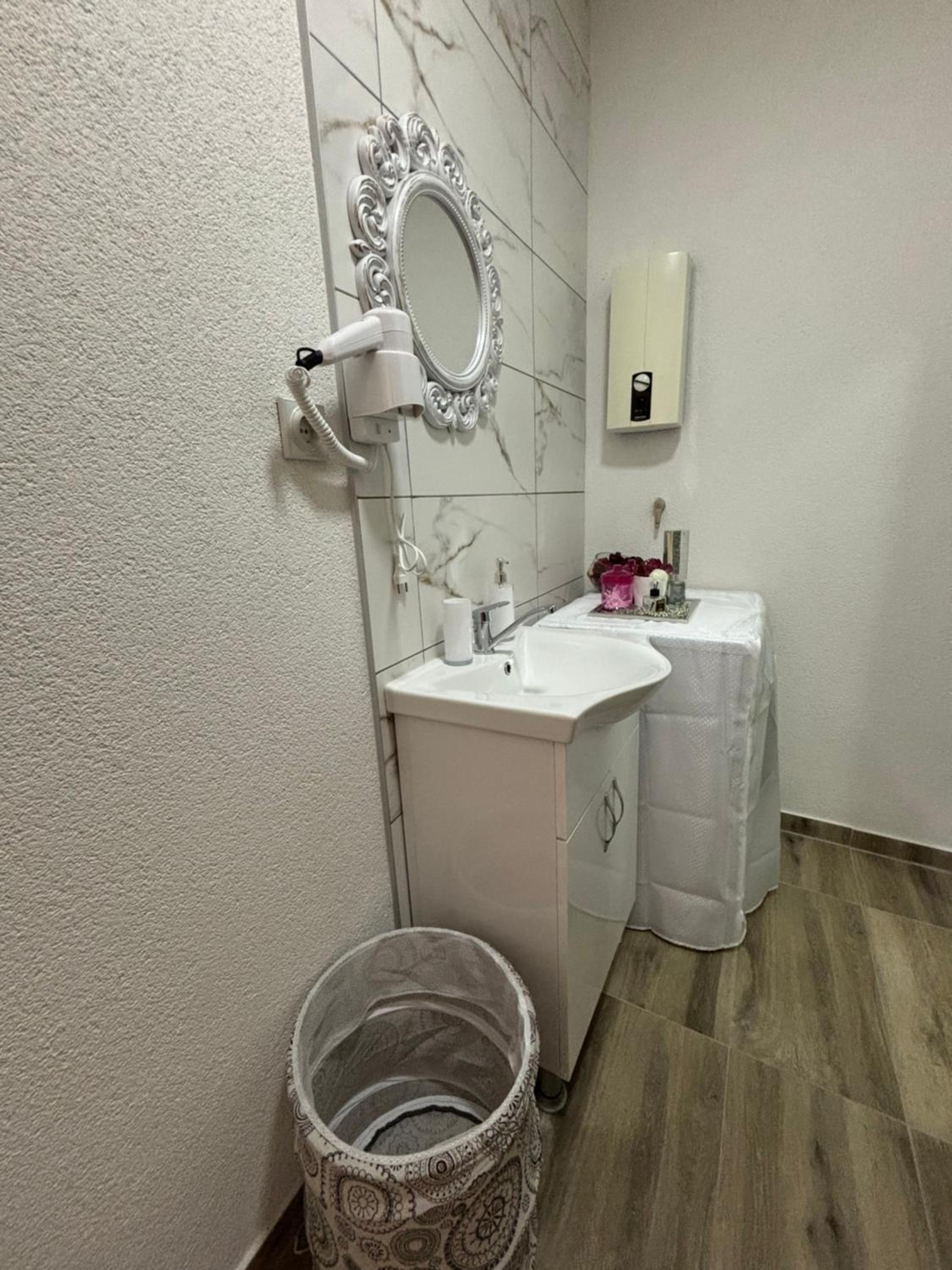 LENI Apartment