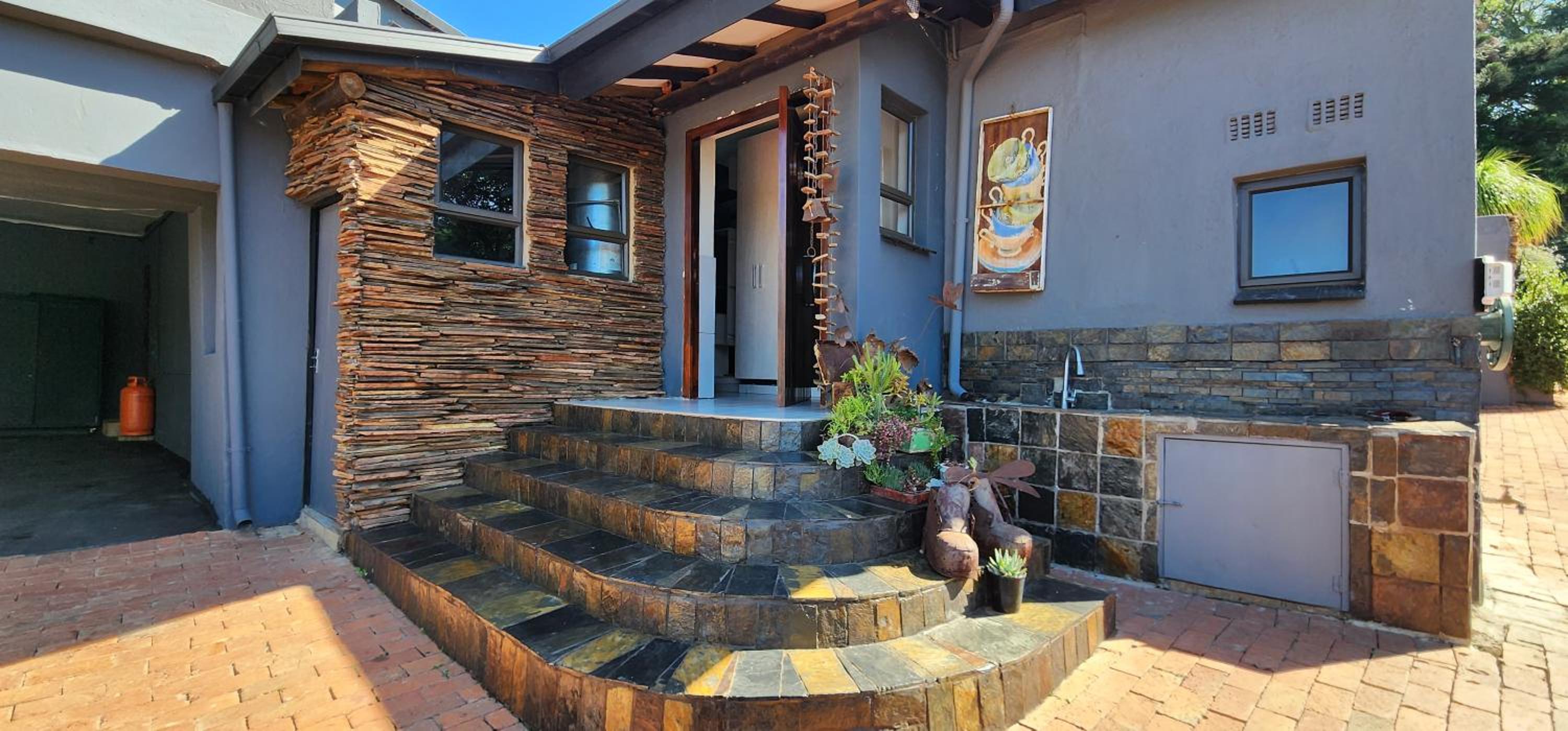 Hotel Expansive 5-bedroom House