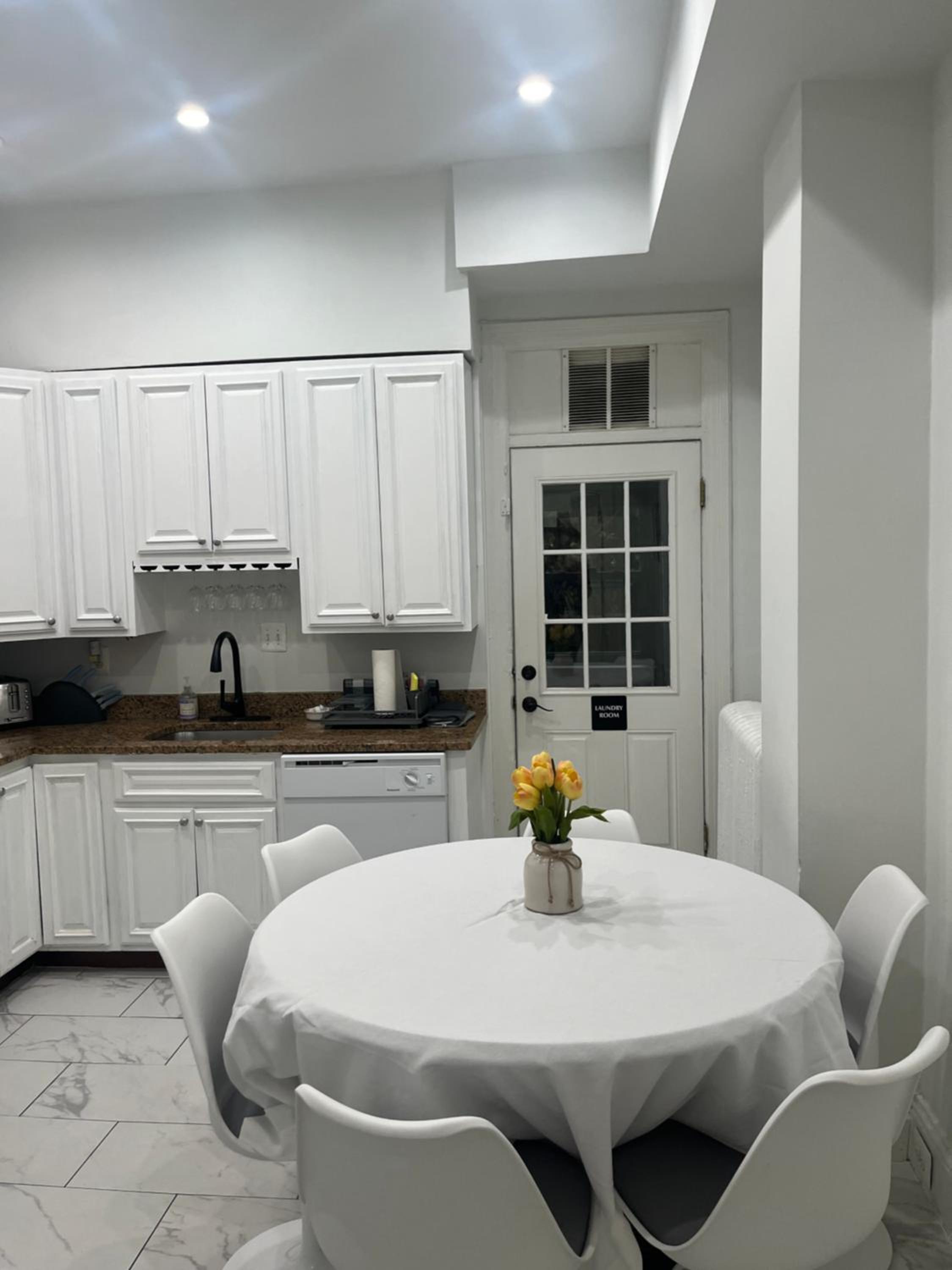 Large DUPLEX Apt 2Bdrm 1Den-Metro, photo 18