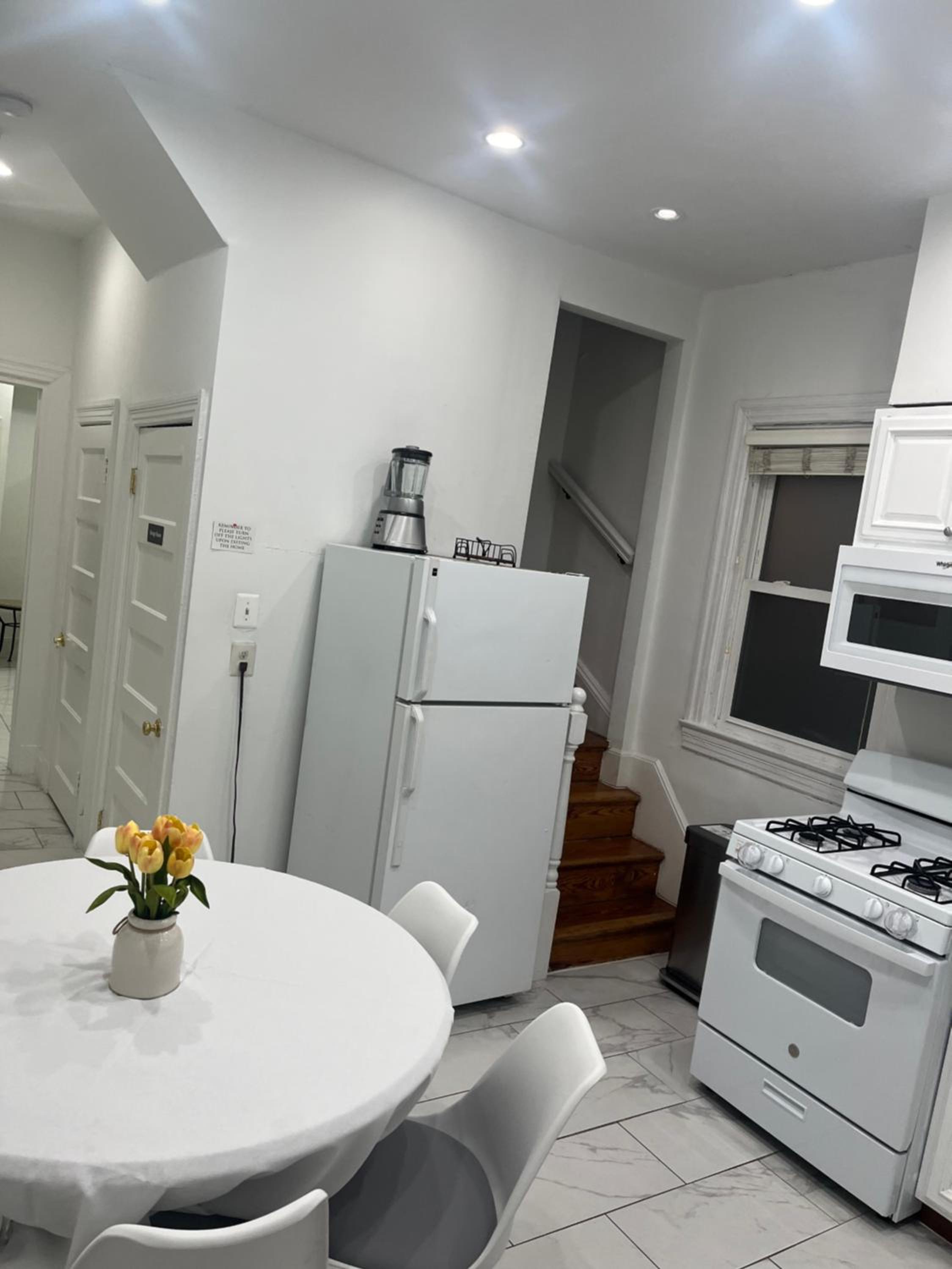Large DUPLEX Apt 2Bdrm 1Den-Metro photo 3