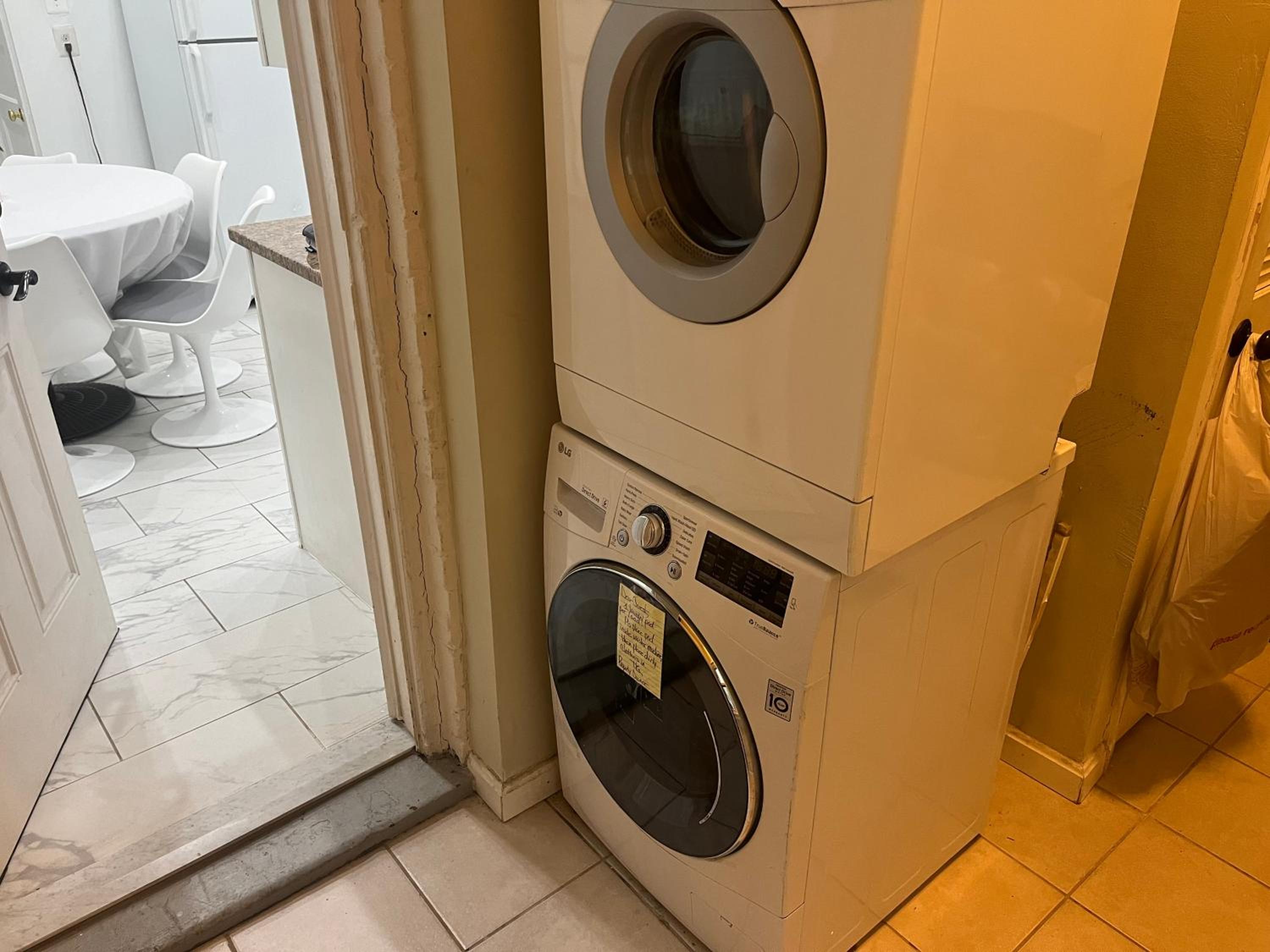 Large DUPLEX Apt 2Bdrm 1Den-Metro, photo 14