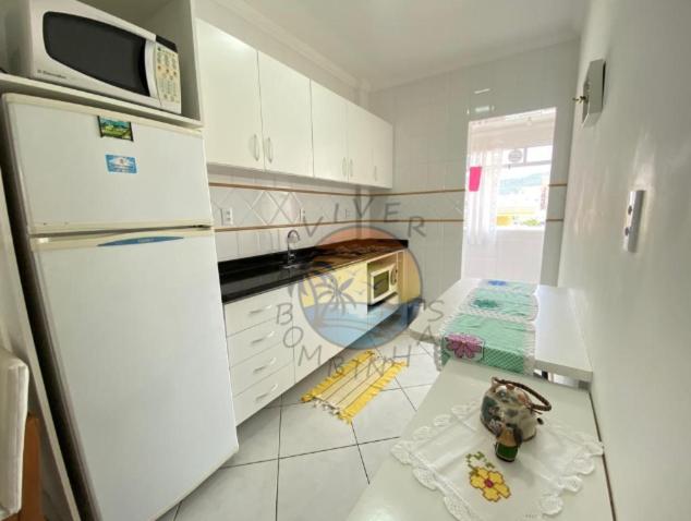 Apartamento no centro da praia com piscina - AP 80