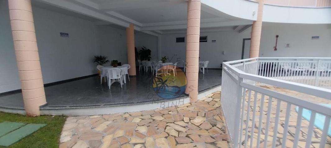 Apartamento no centro da praia com piscina - AP 80