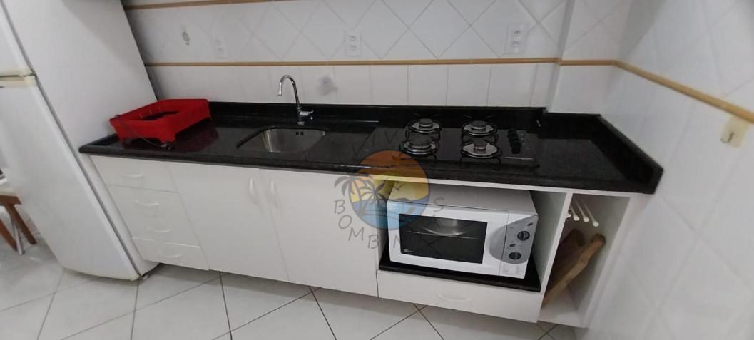 Apartamento no centro da praia com piscina - AP 80