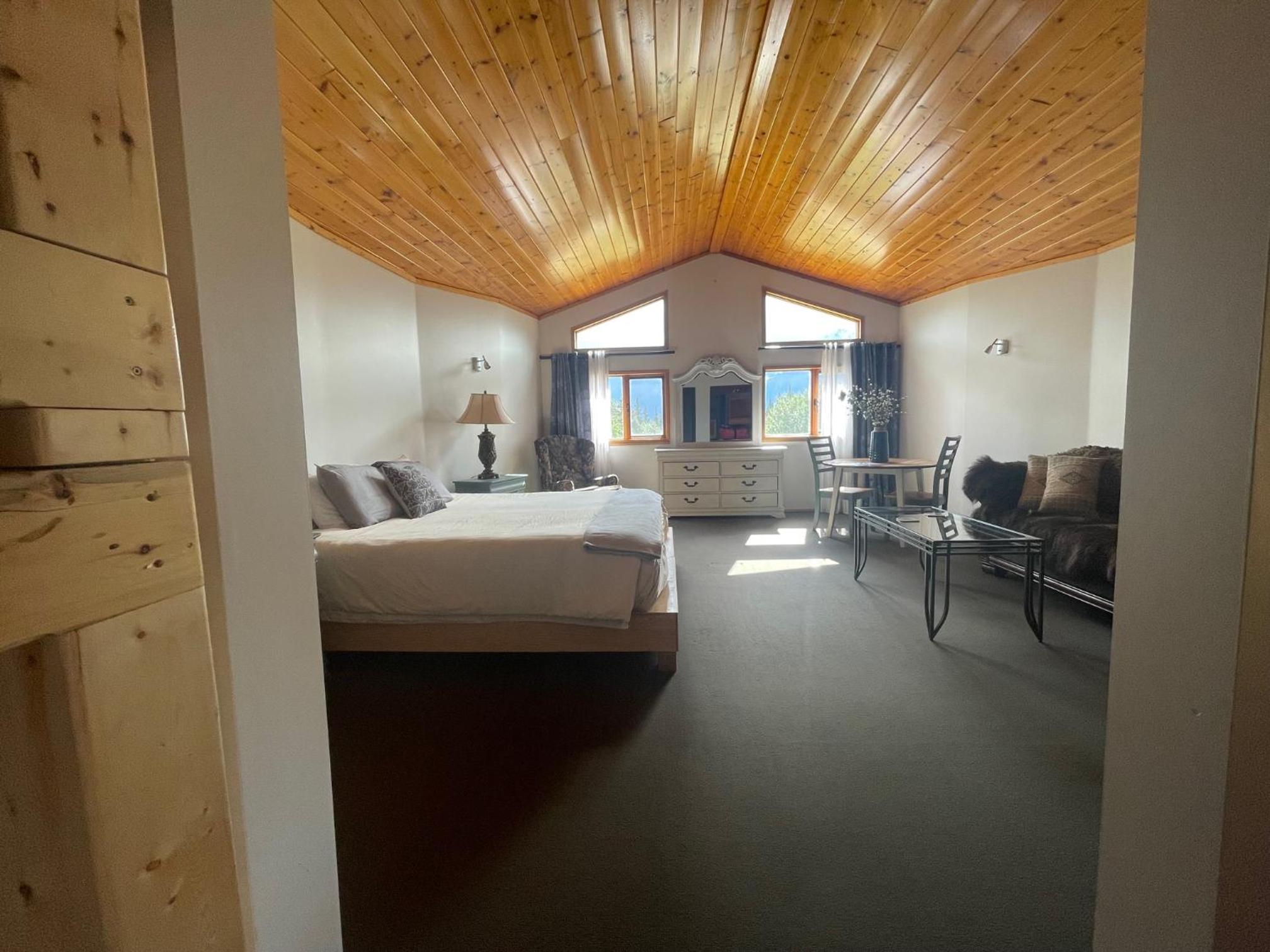 Mount Logan EcoLodge & Retreat Center