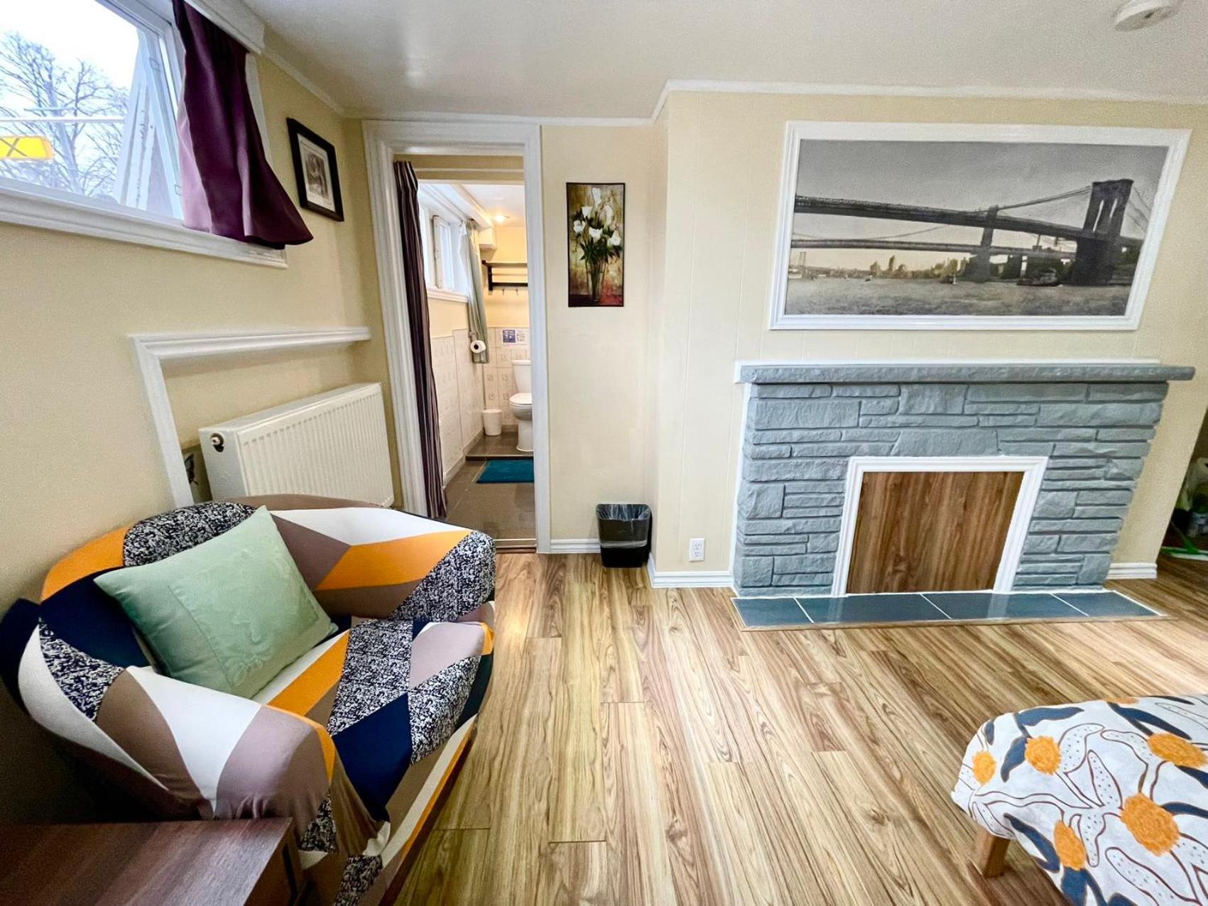 Bright&Modern Space Perfect for couple and Family Step to public transit in Toronto