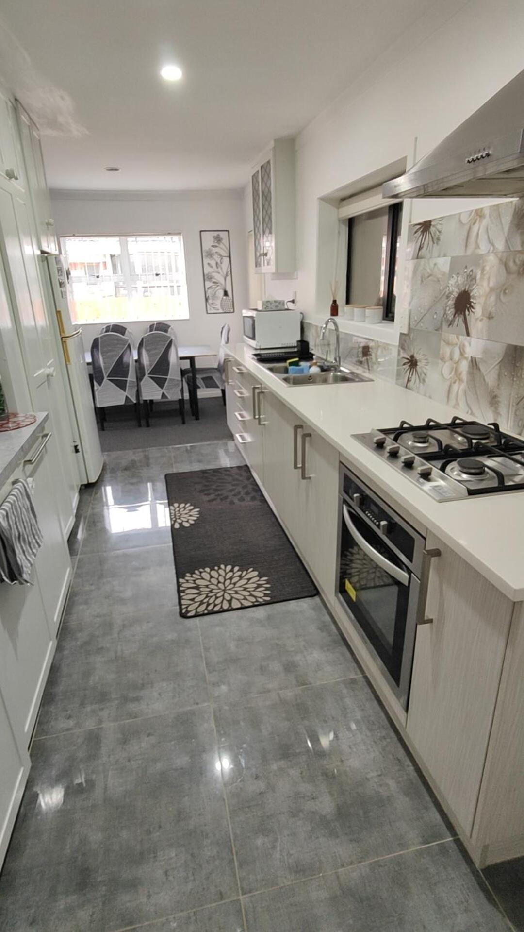 Home Close to Amenities and Airport.