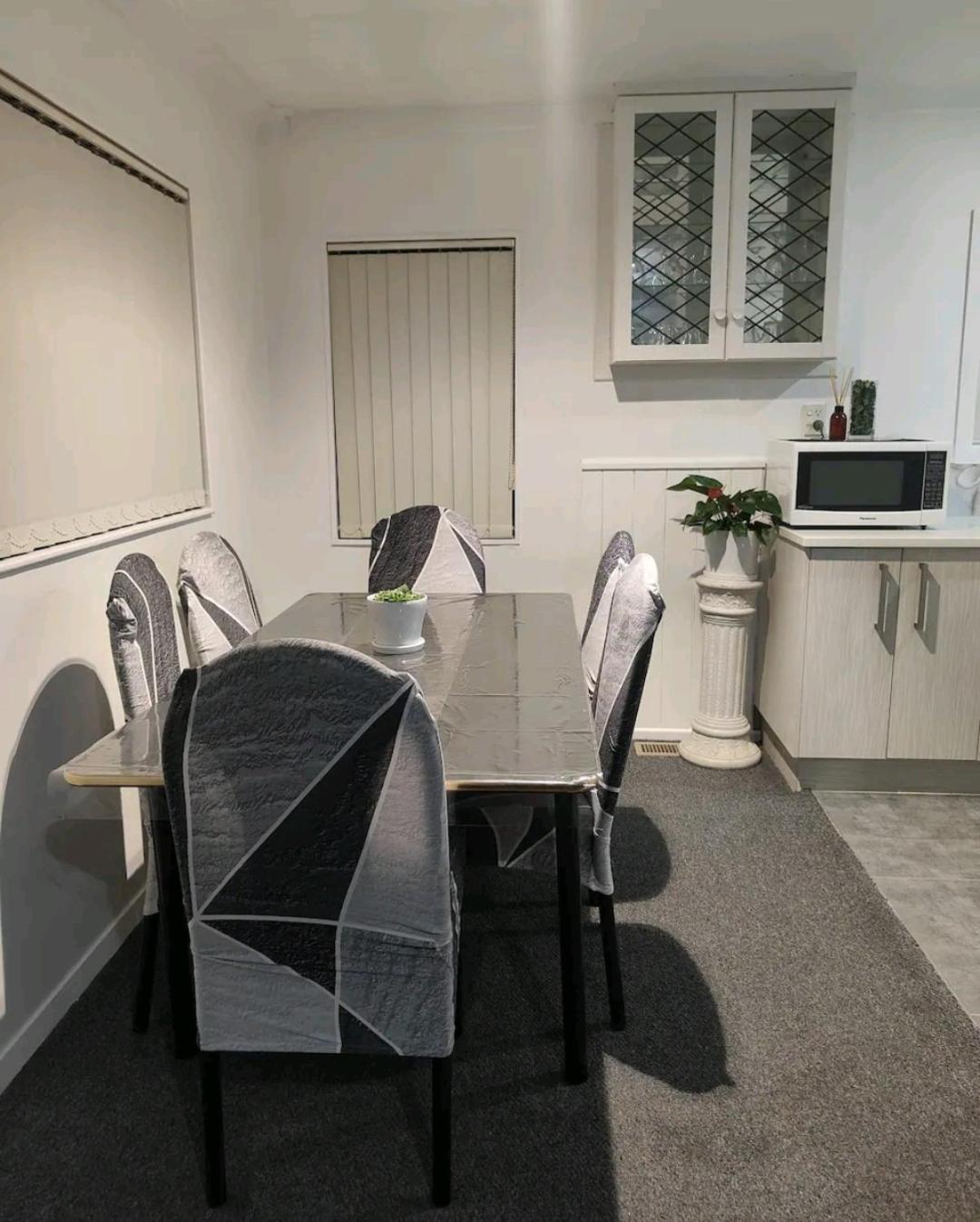 Home Close to Amenities and Airport.