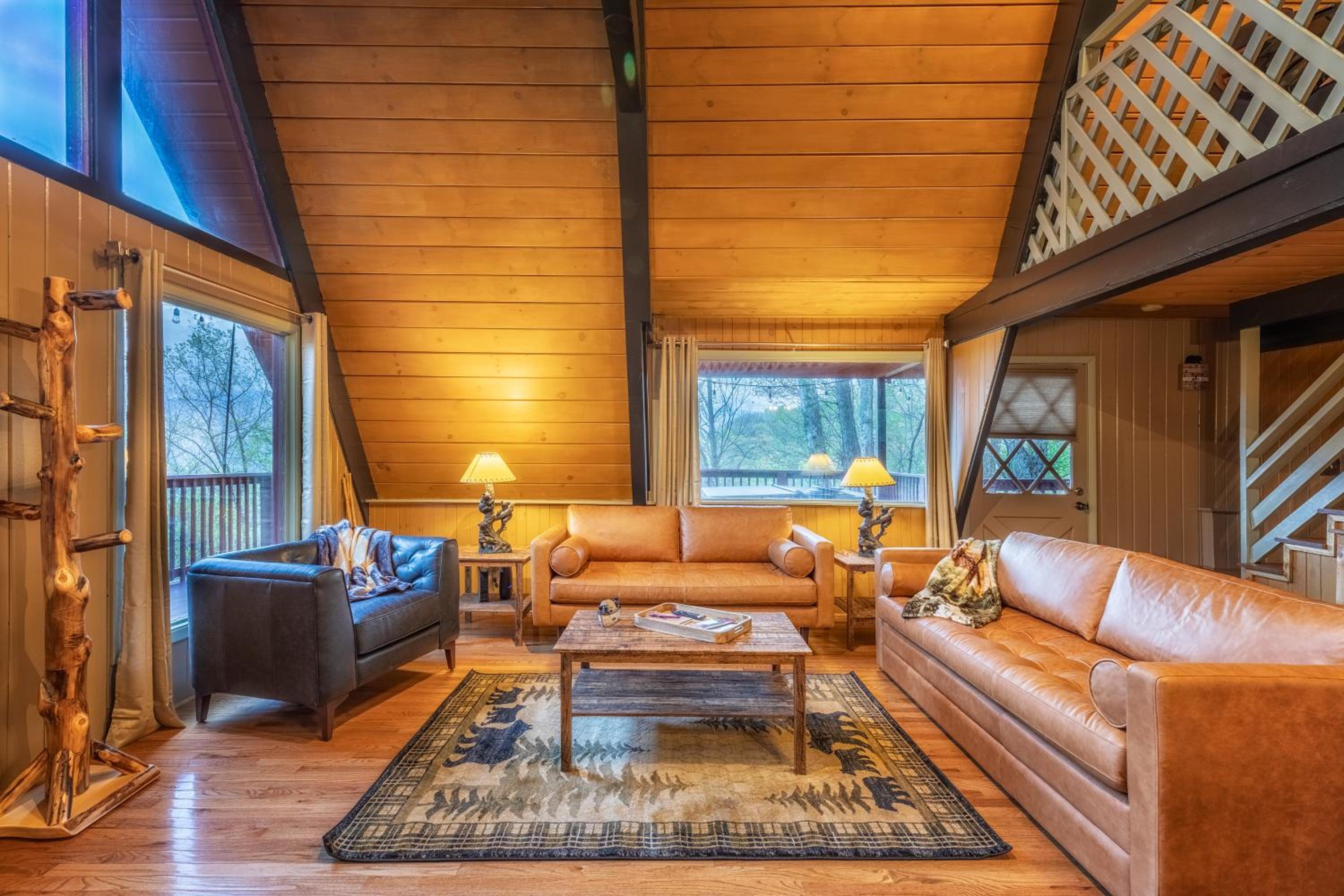 Gatlinburg Cabin With Breathtaking Views, Hot Tub, Sauna, 10 min to downtown and National Park view 4