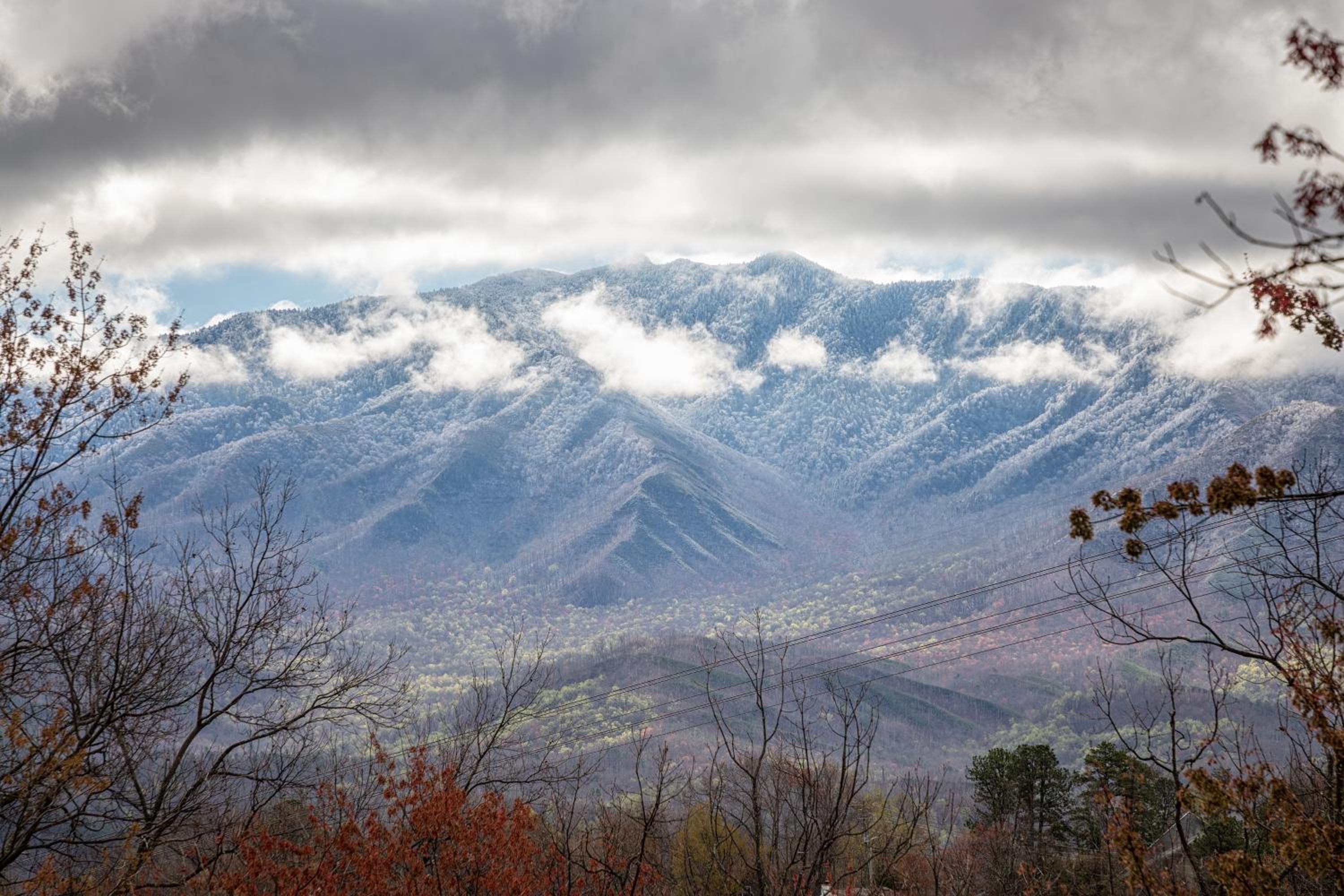 Gatlinburg Cabin With Breathtaking Views, Hot Tub, Sauna, 10 min to downtown and National Park view 2