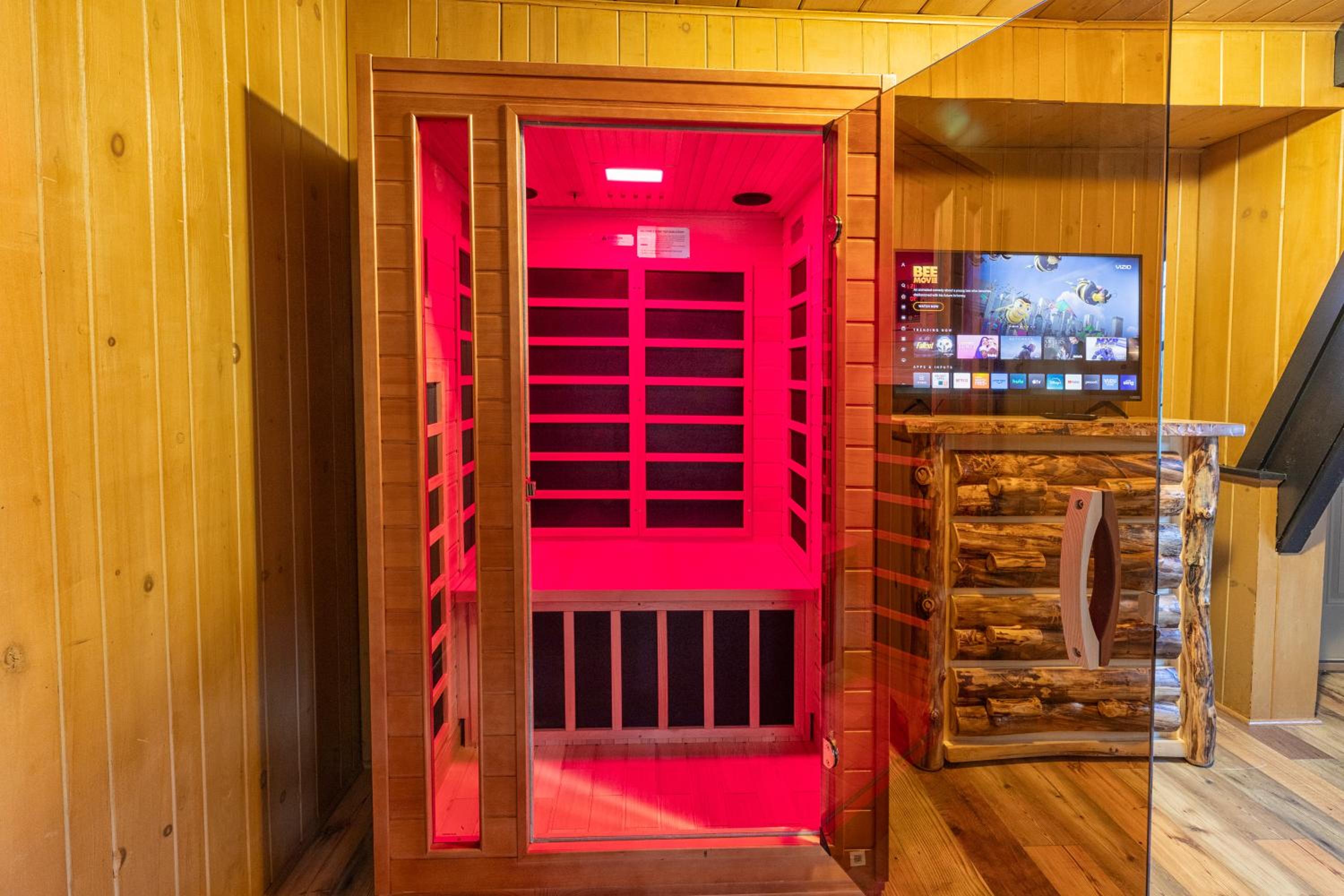 Gatlinburg Cabin With Breathtaking Views, Hot Tub, Sauna, 10 min to downtown and National Park view 5