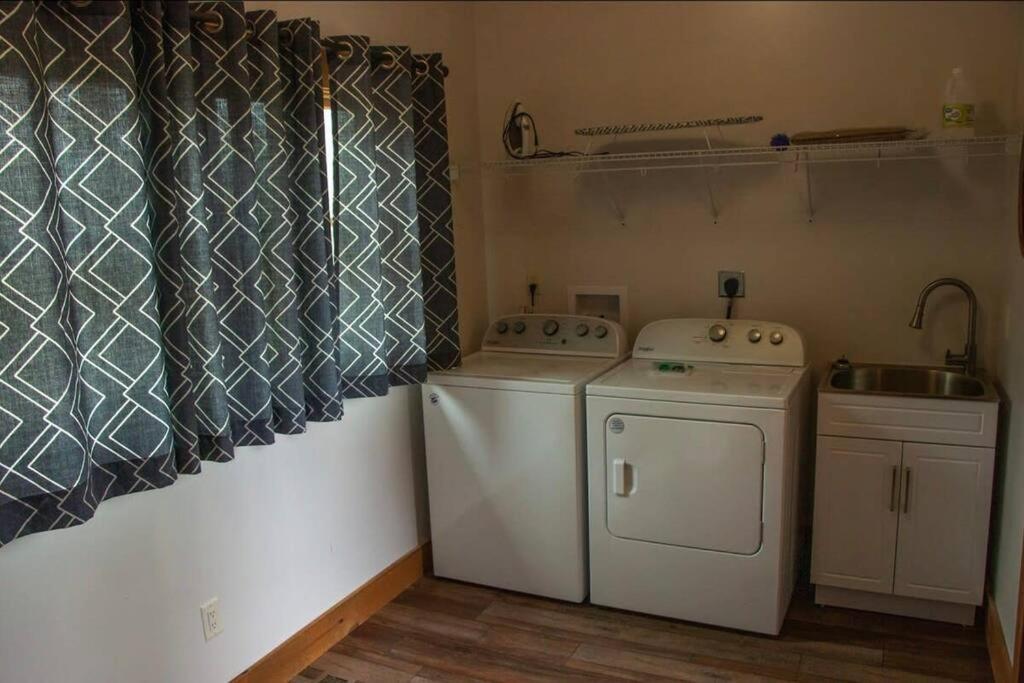 Luxury 3/2.5 Cabin: Lake views, Theatre+GameRoom! view 2