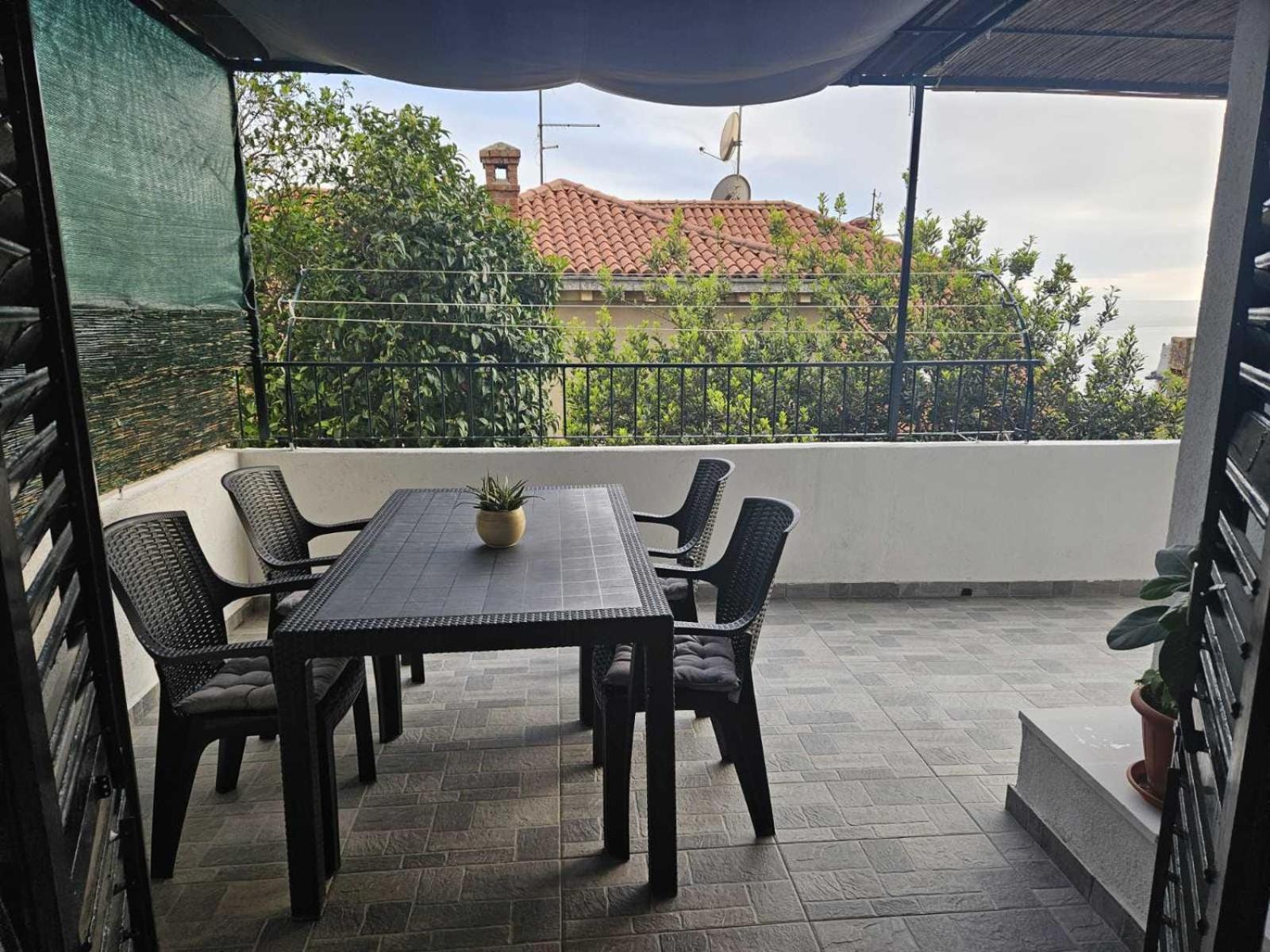 Tole Apartment