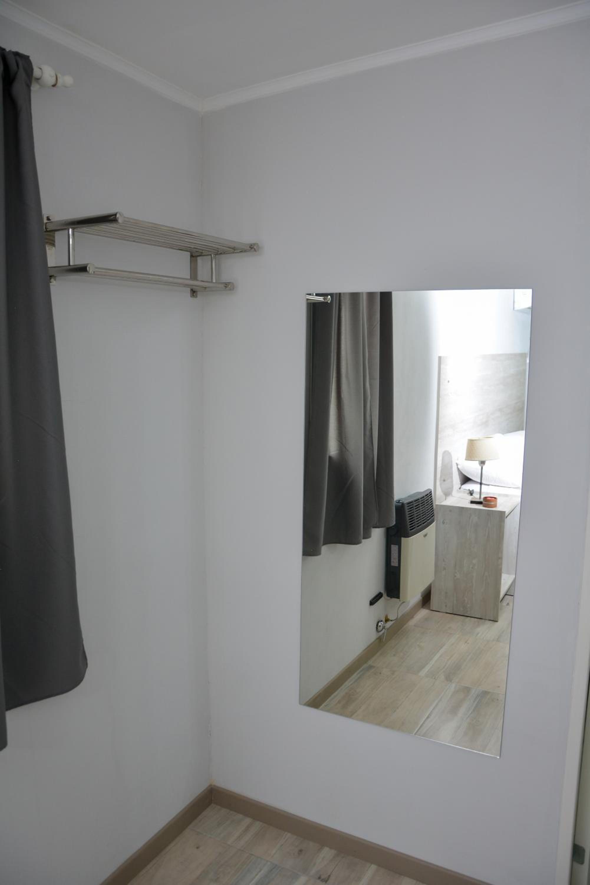 POSADA ROSSINA Habitaciones con baño privado y ambientes compartidos
