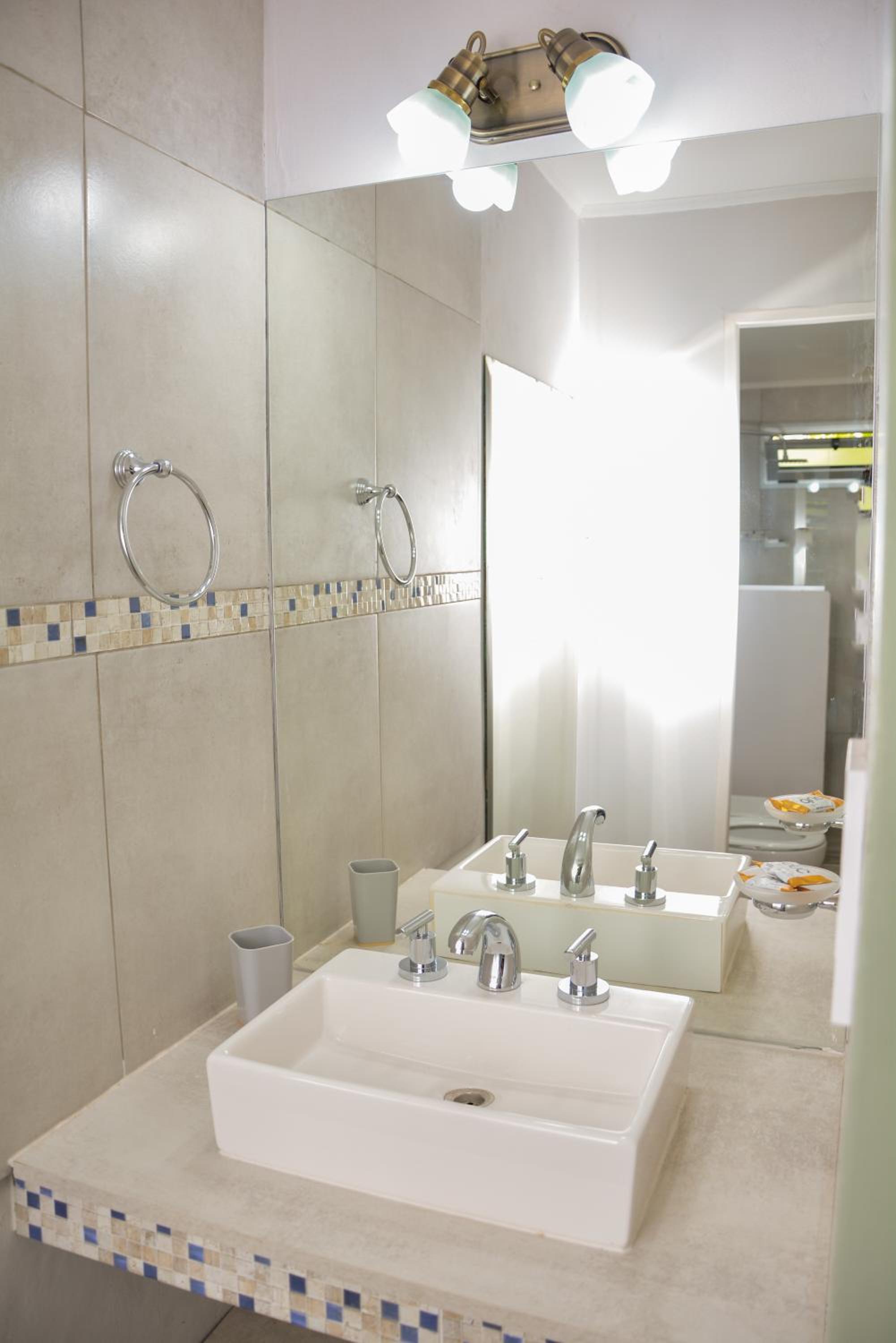 POSADA ROSSINA Habitaciones con baño privado y ambientes compartidos