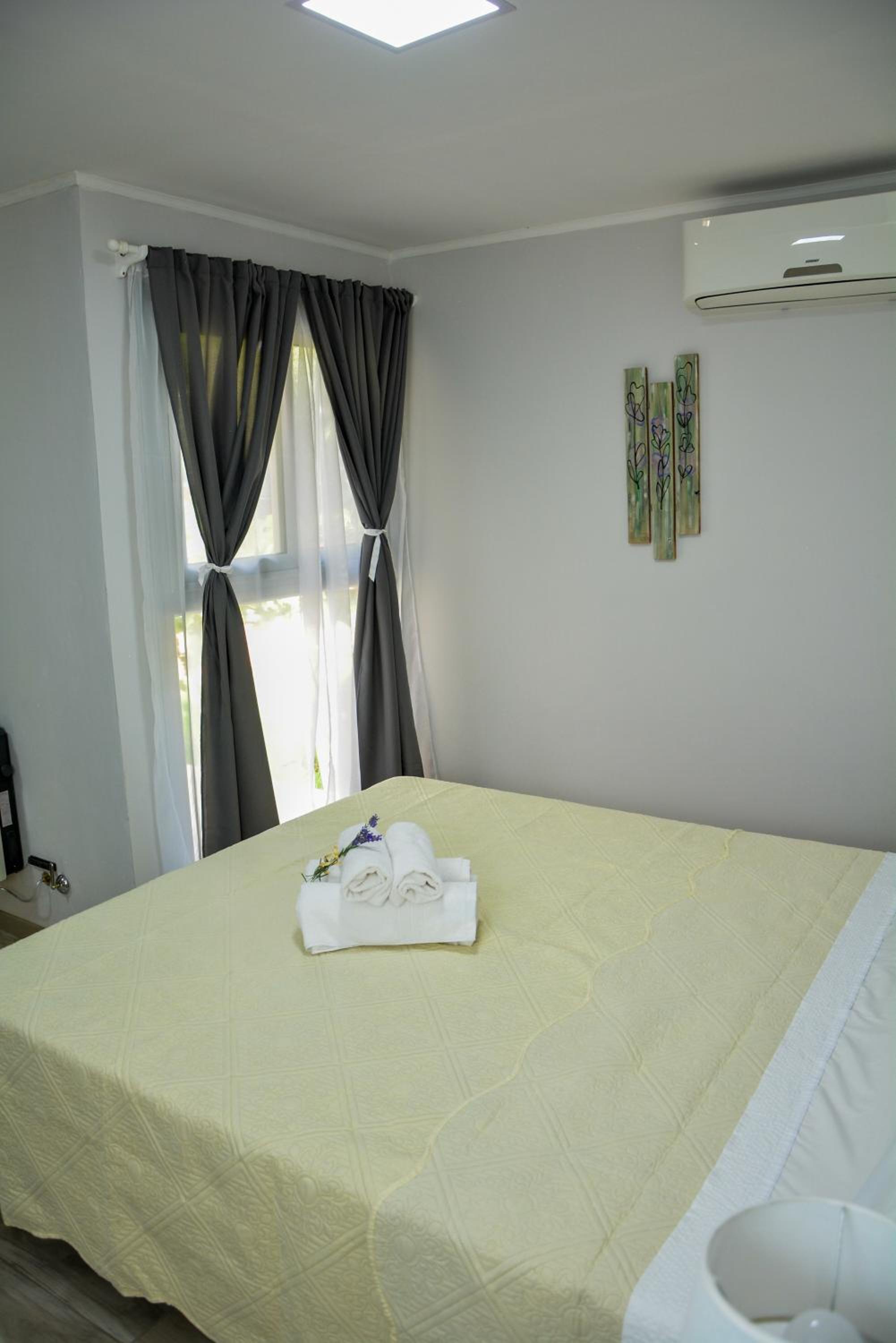 POSADA ROSSINA Habitaciones con baño privado y ambientes compartidos
