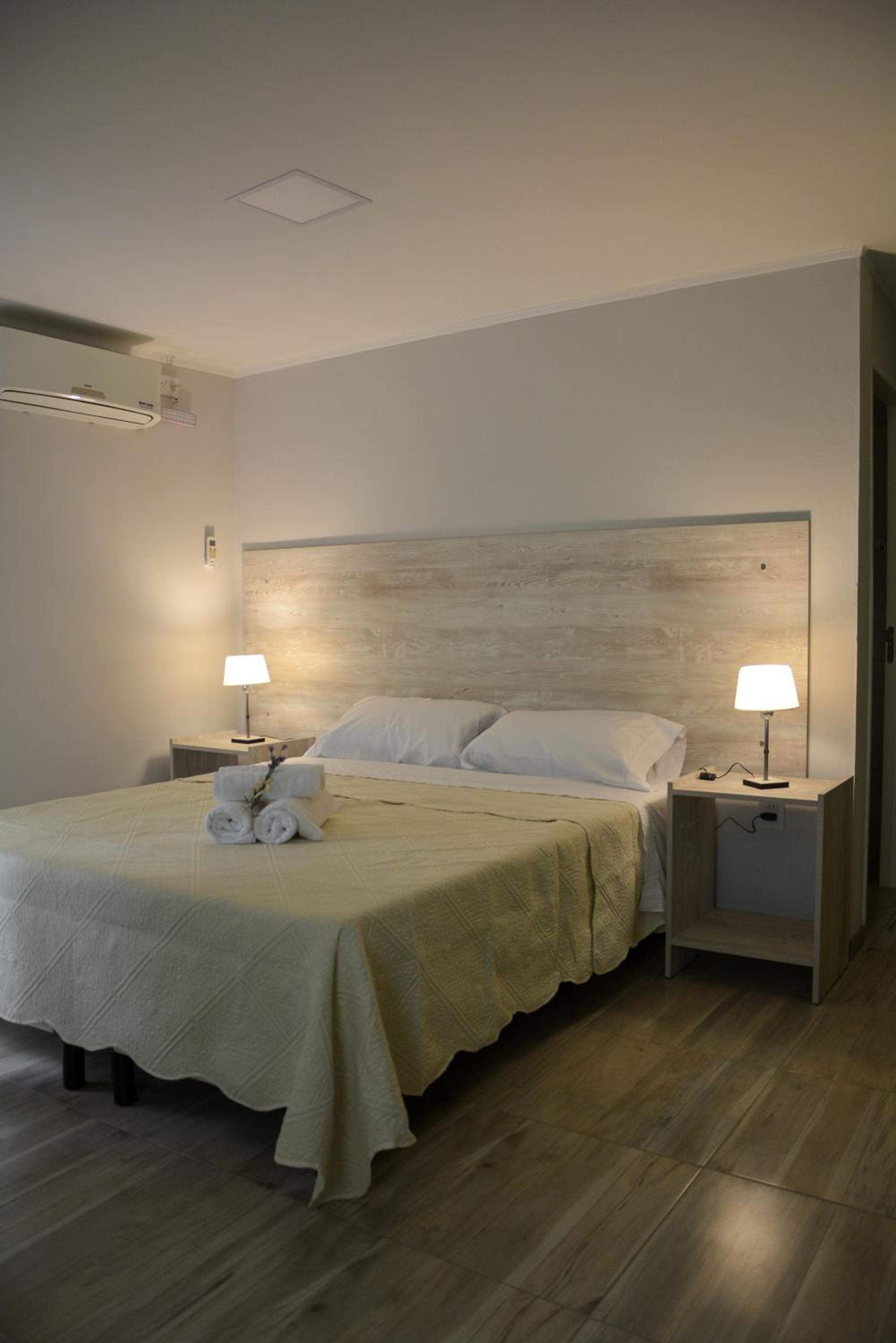 POSADA ROSSINA Habitaciones con baño privado y ambientes compartidos