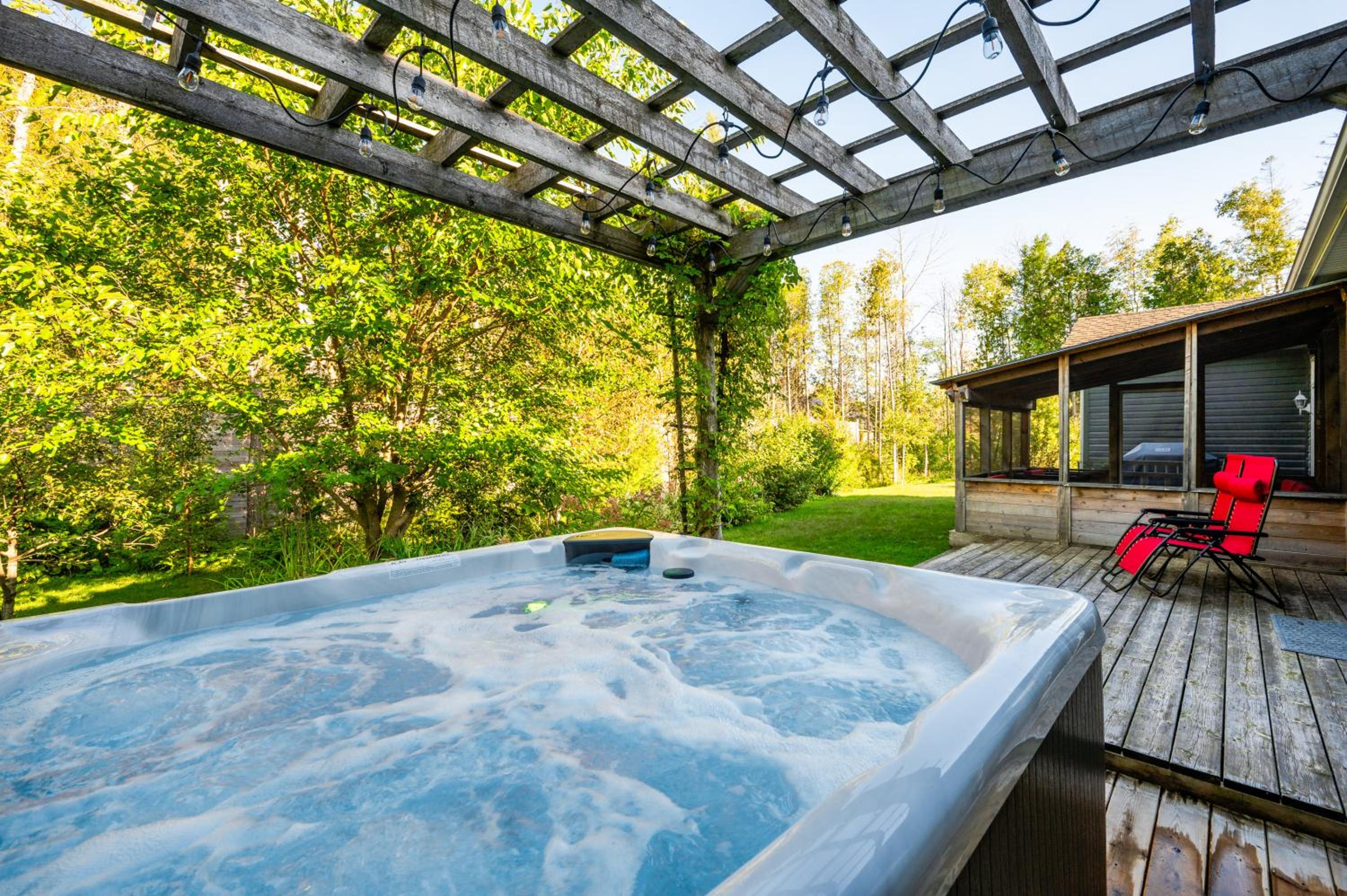 Craftsman cottage with hot tub near beach