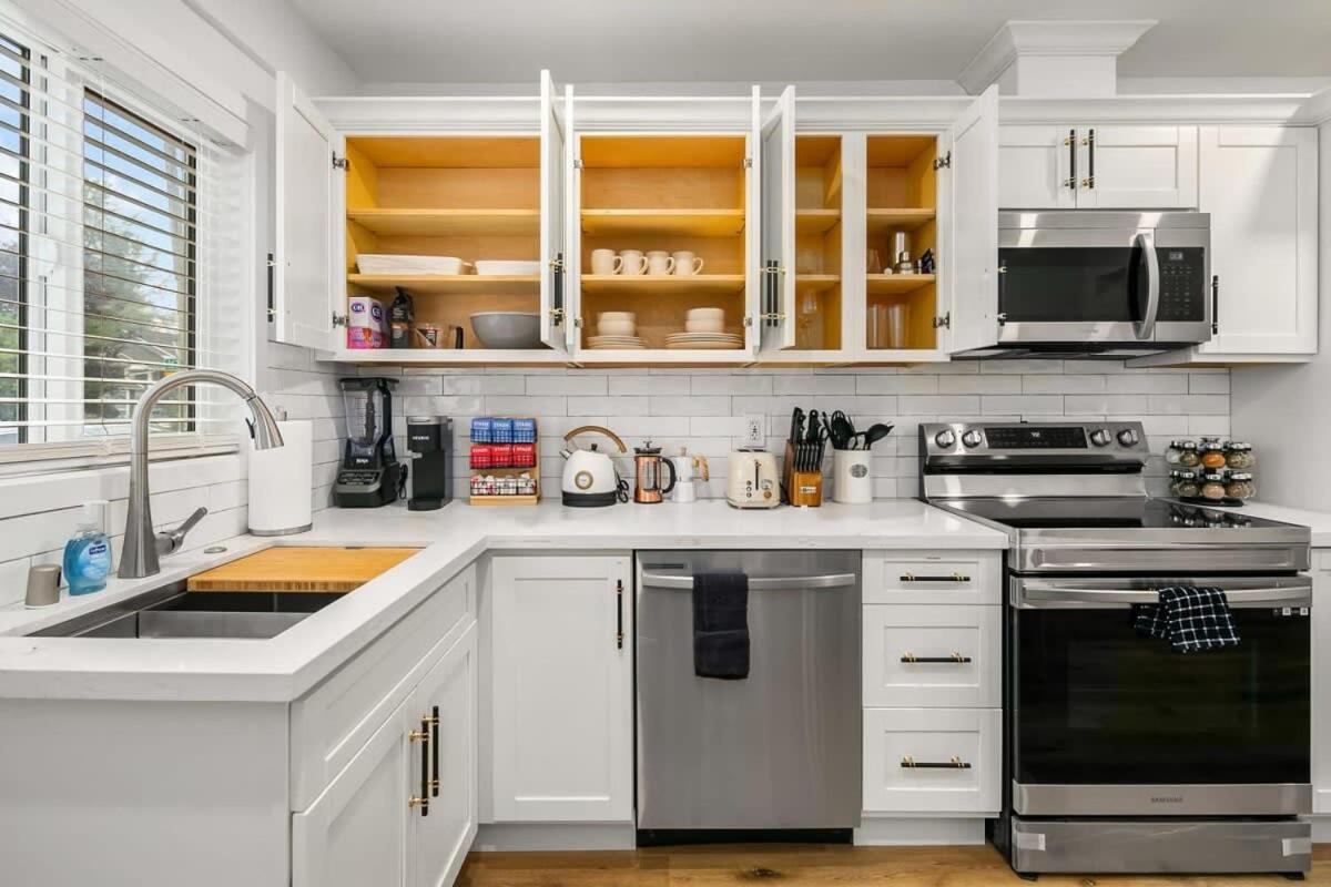Brand New Designer's Stylish 1BR Home - 1min to I5 view 5
