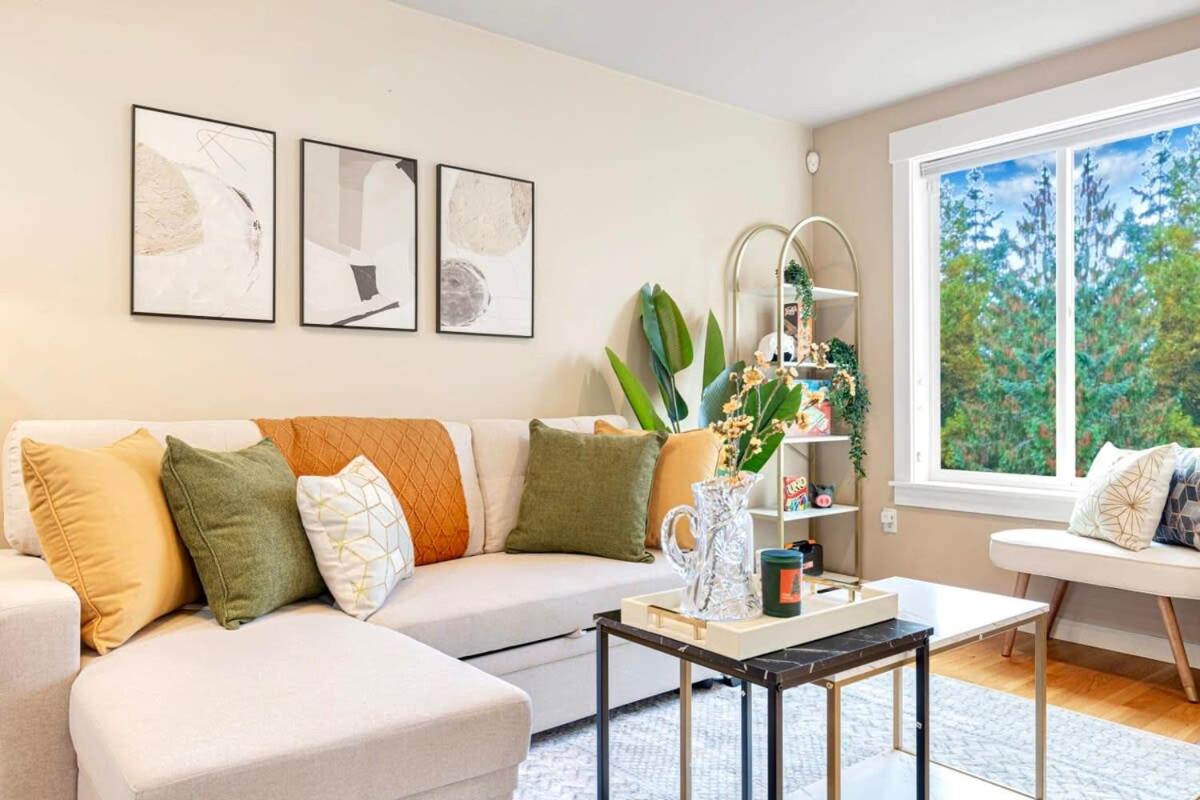Prime Northgate Retreat near mall I-5 Light Rail view 3