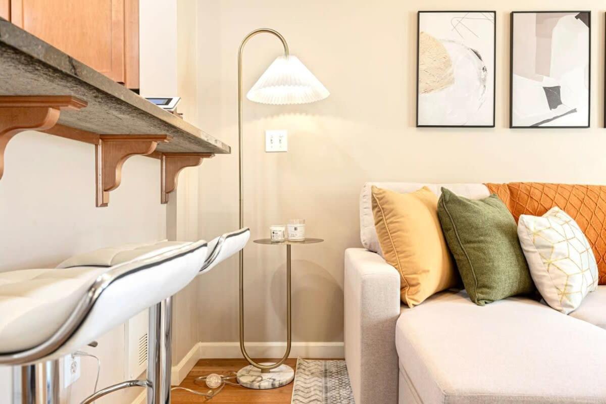 Prime Northgate Retreat near mall I-5 Light Rail view 4