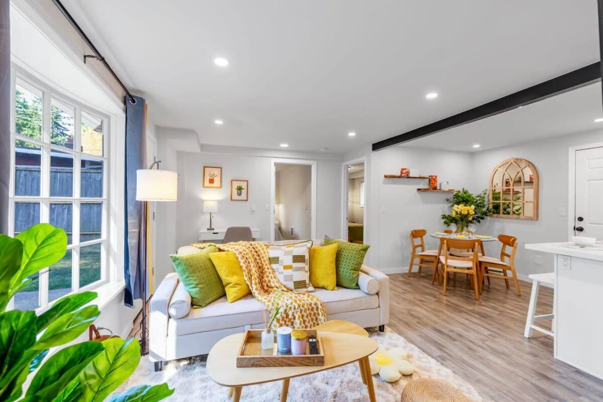 Secret & Cozy Renovated Cottage Near Costco I99 view 2