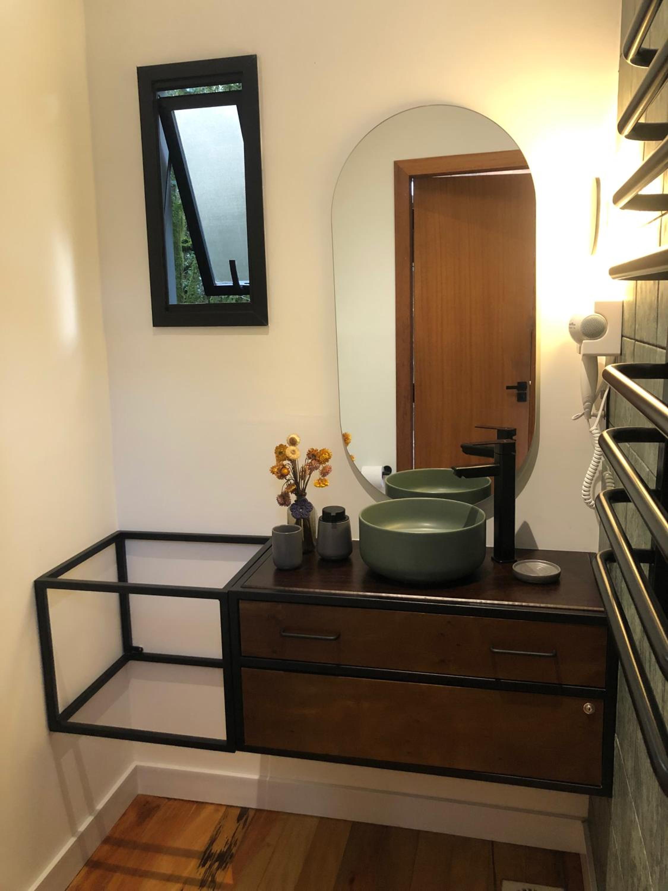 Casa na árvore com banheira de imersão e lareira